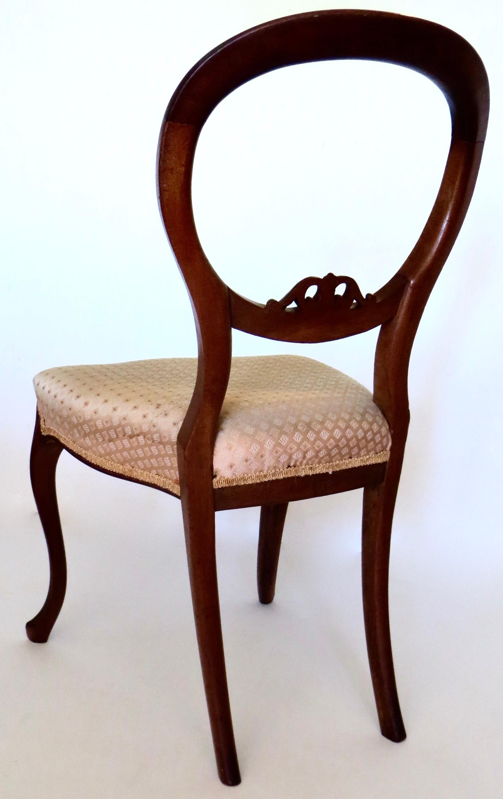 Traditioneller britischer viktorianischer Stuhl mit Ballonrückenlehne. CIRCA 1880 (Spätes 19. Jahrhundert) im Angebot