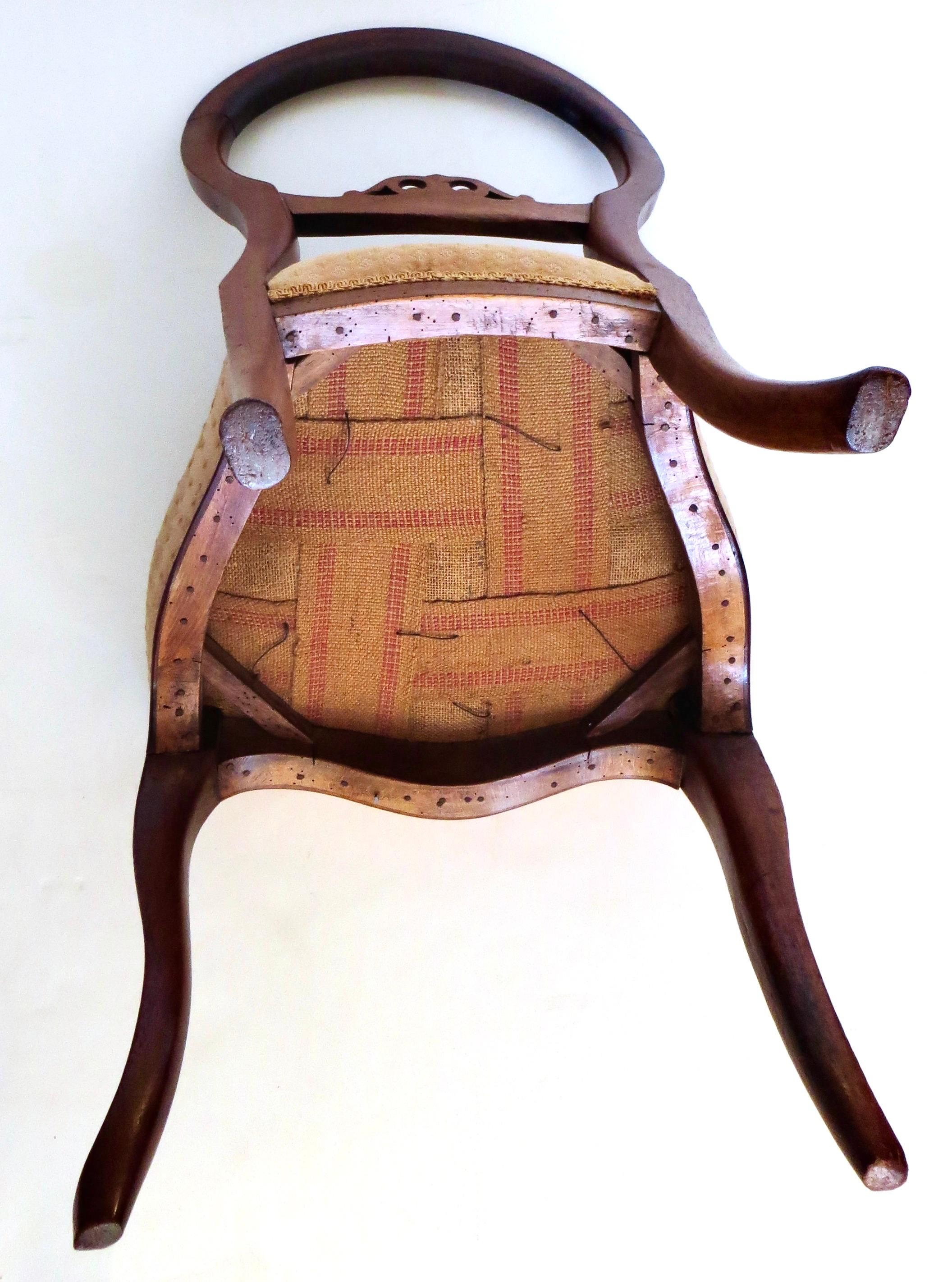 Traditioneller britischer viktorianischer Stuhl mit Ballonrückenlehne. CIRCA 1880 (Holz) im Angebot