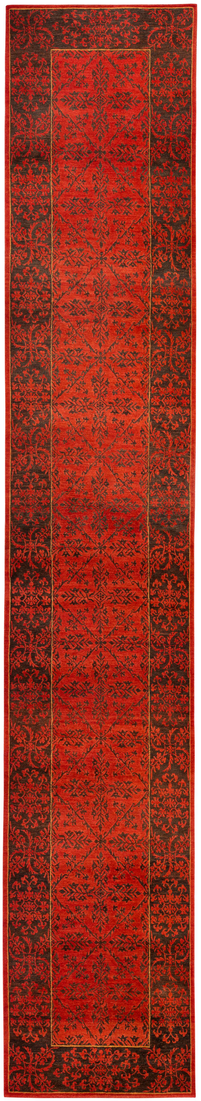 Dieser braune und rote Flurläufer zeigt ein traditionelles tibetisches Design. Dieser handgewebte Teppich aus feinster Himalaya-Wolle fühlt sich weich an und hat einen leichten Schimmer. Dies ist auf den Fotos zu sehen.