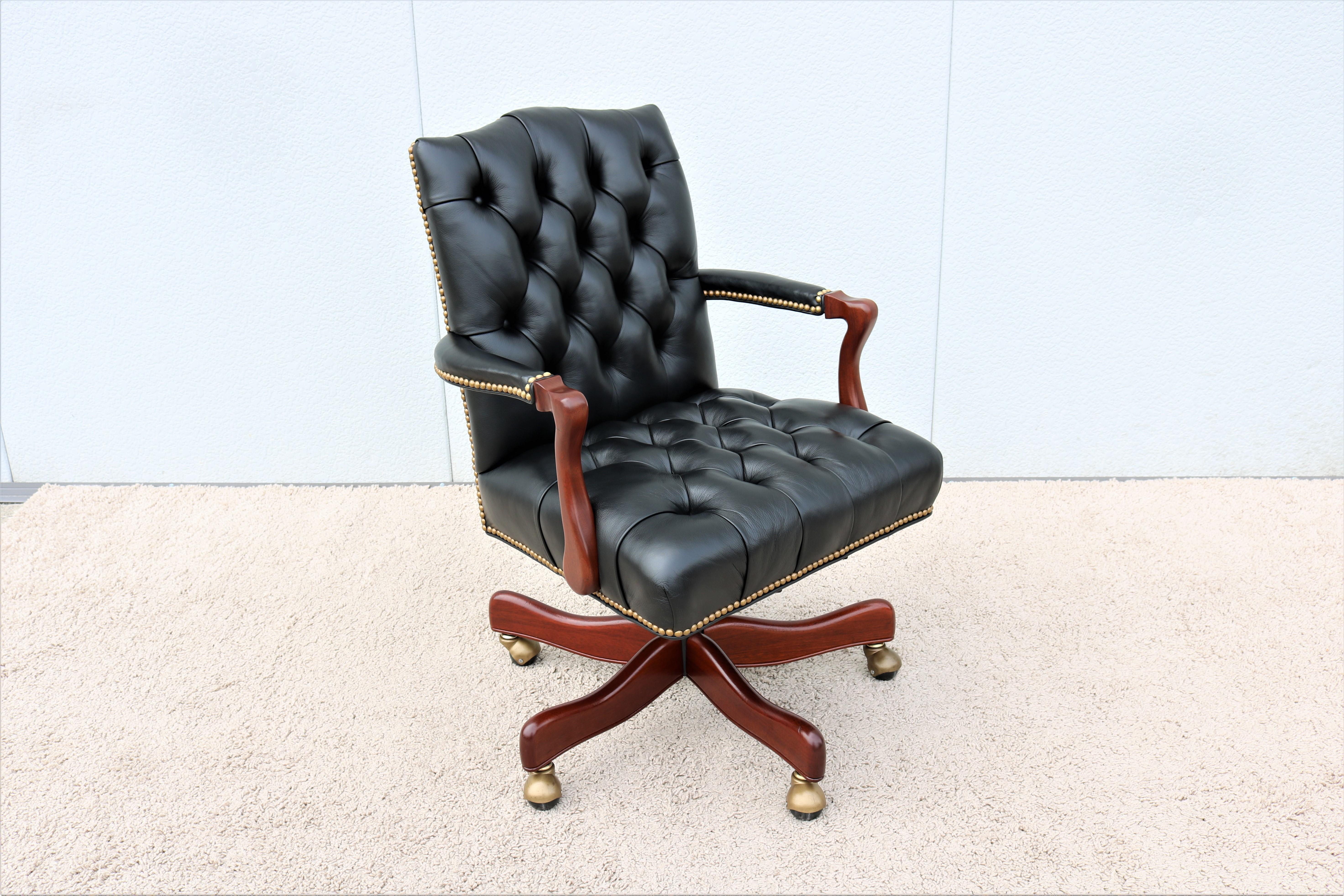 Fabuleux fauteuil de bureau de direction traditionnel Graham en cuir tufté à boutons profonds, pivotant et inclinable, par Cabot Wrenn. 
Un style classique, intemporel et luxueux inspiré du design des 18e et 19e siècles.
Magnifiquement fabriqué à la