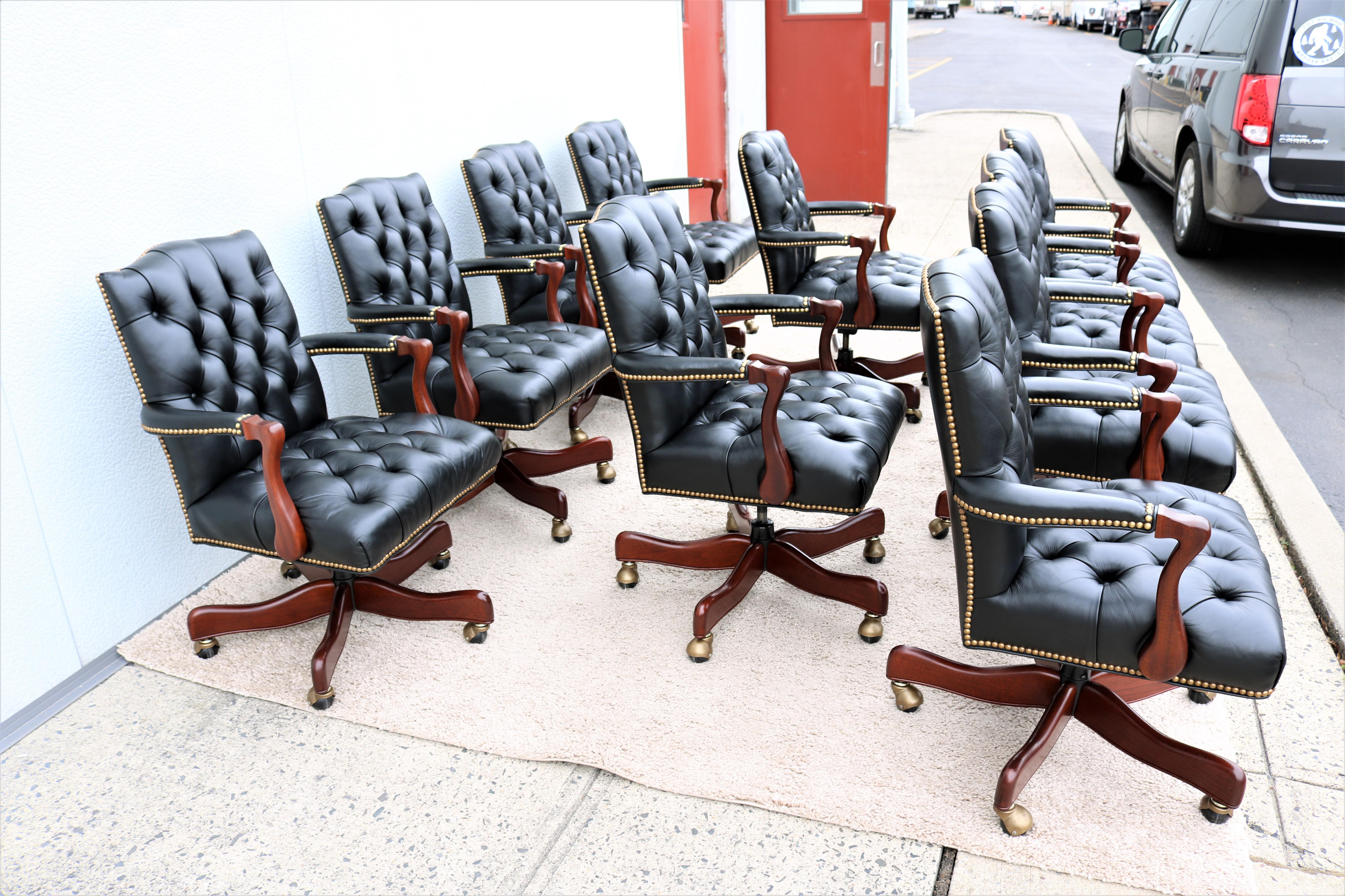 Huilé Chaise de bureau traditionnelle Cabot Wrenn Graham en cuir noir tufté pour bureau de direction en vente