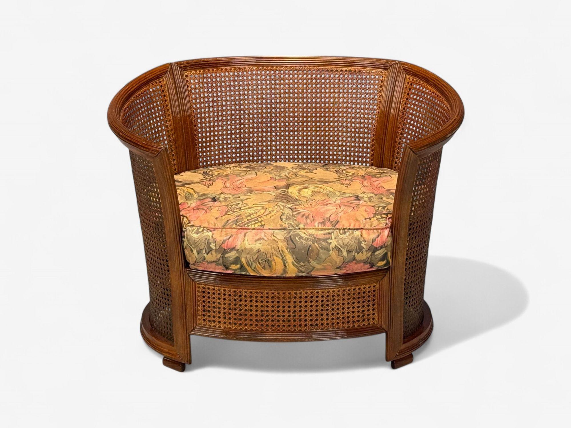 Sillón Tradicional, Caña, Nogal, Respaldo Barril, EEUU, Años 80 en Bueno estado para la venta en Manhasset, NY