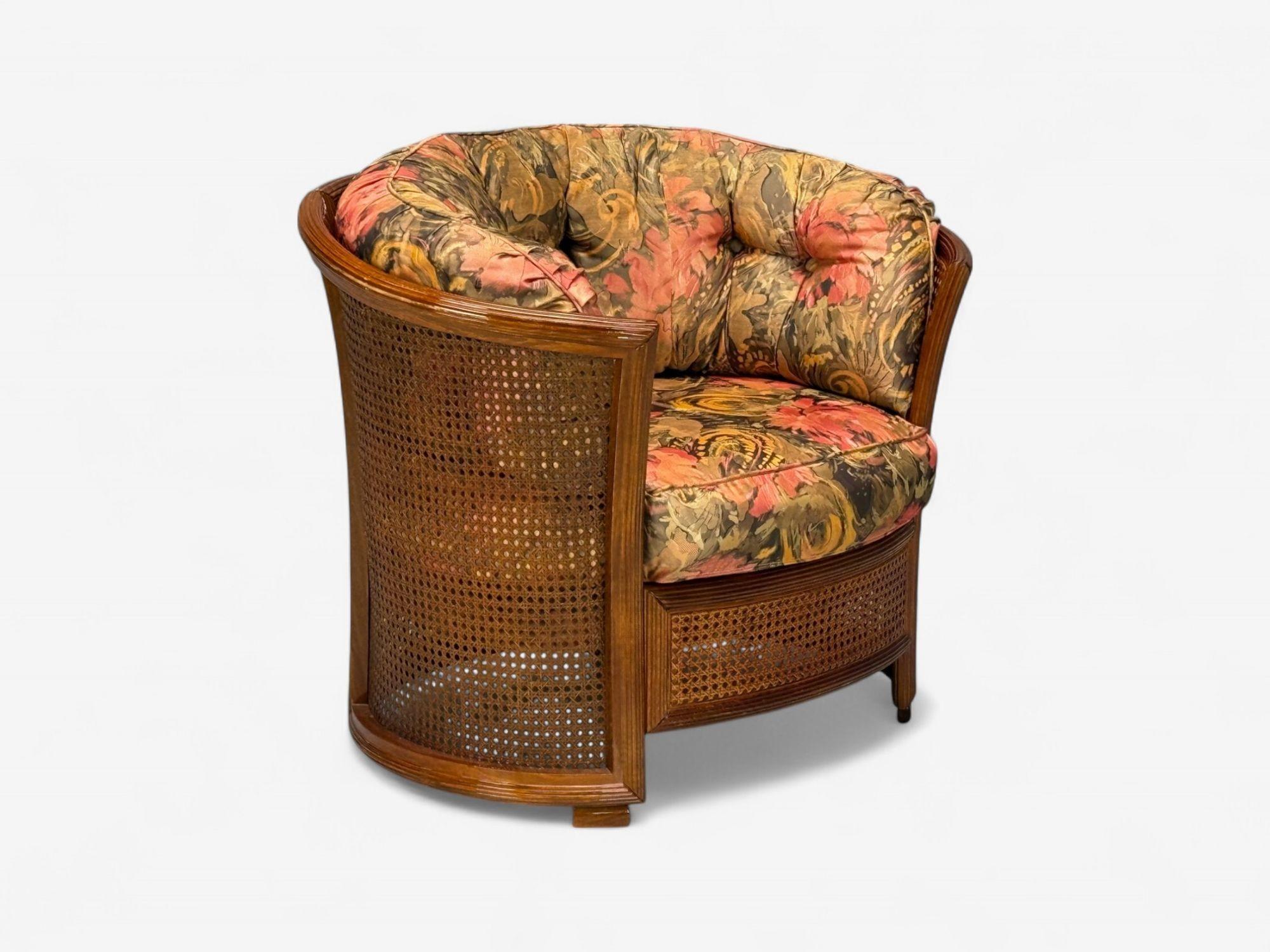 Sillón Tradicional, Caña, Nogal, Respaldo Barril, EEUU, Años 80 finales del siglo XX en venta