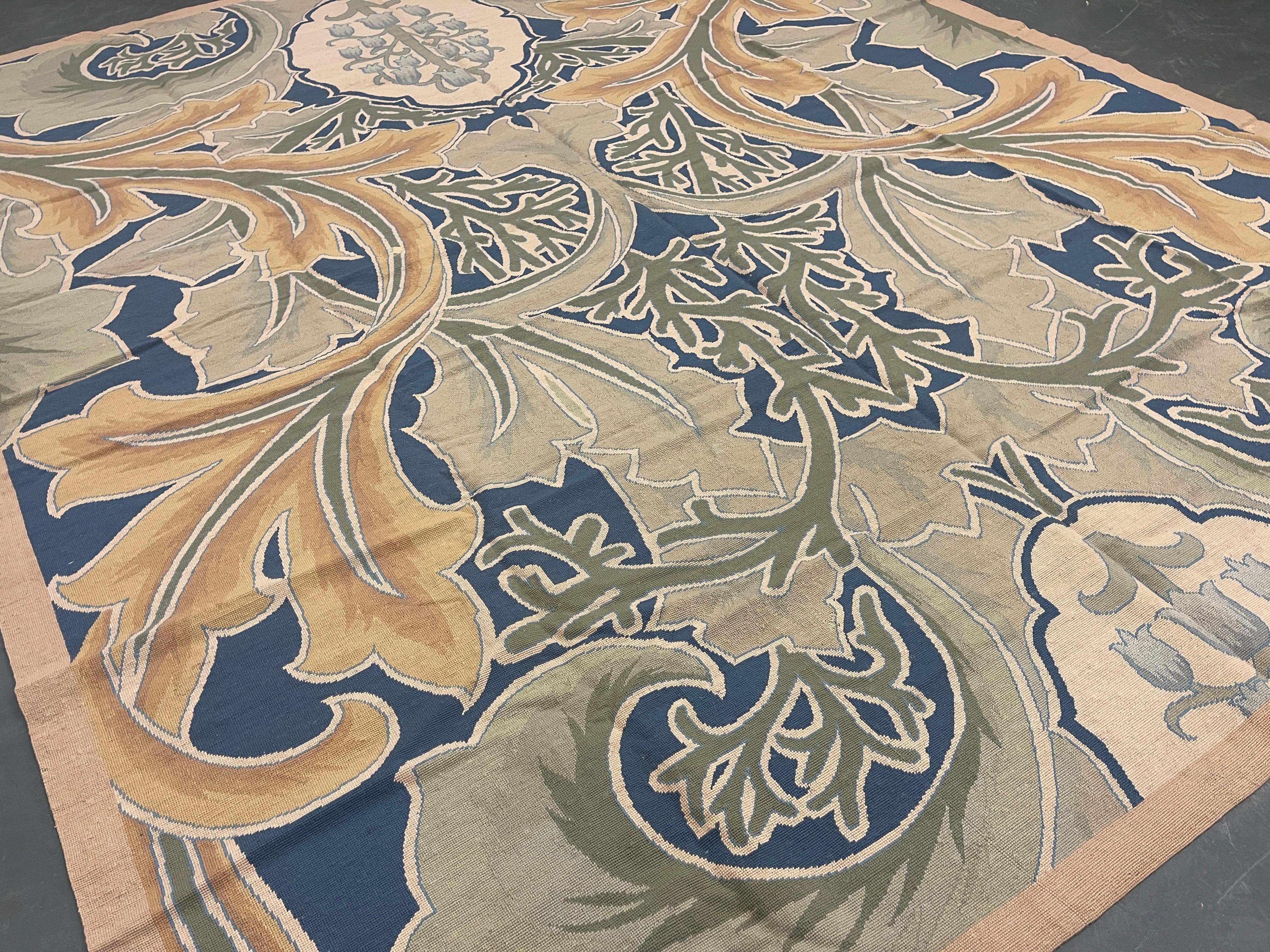 Ce superbe tapis présente un magnifique motif botanique et floral tissé sur un fond ivoire, vert et bleu avec des accents vert crème et ivoire. La couleur et le design de cette pièce élégante en font le tapis de salon idéal.
Ce style de tapis est