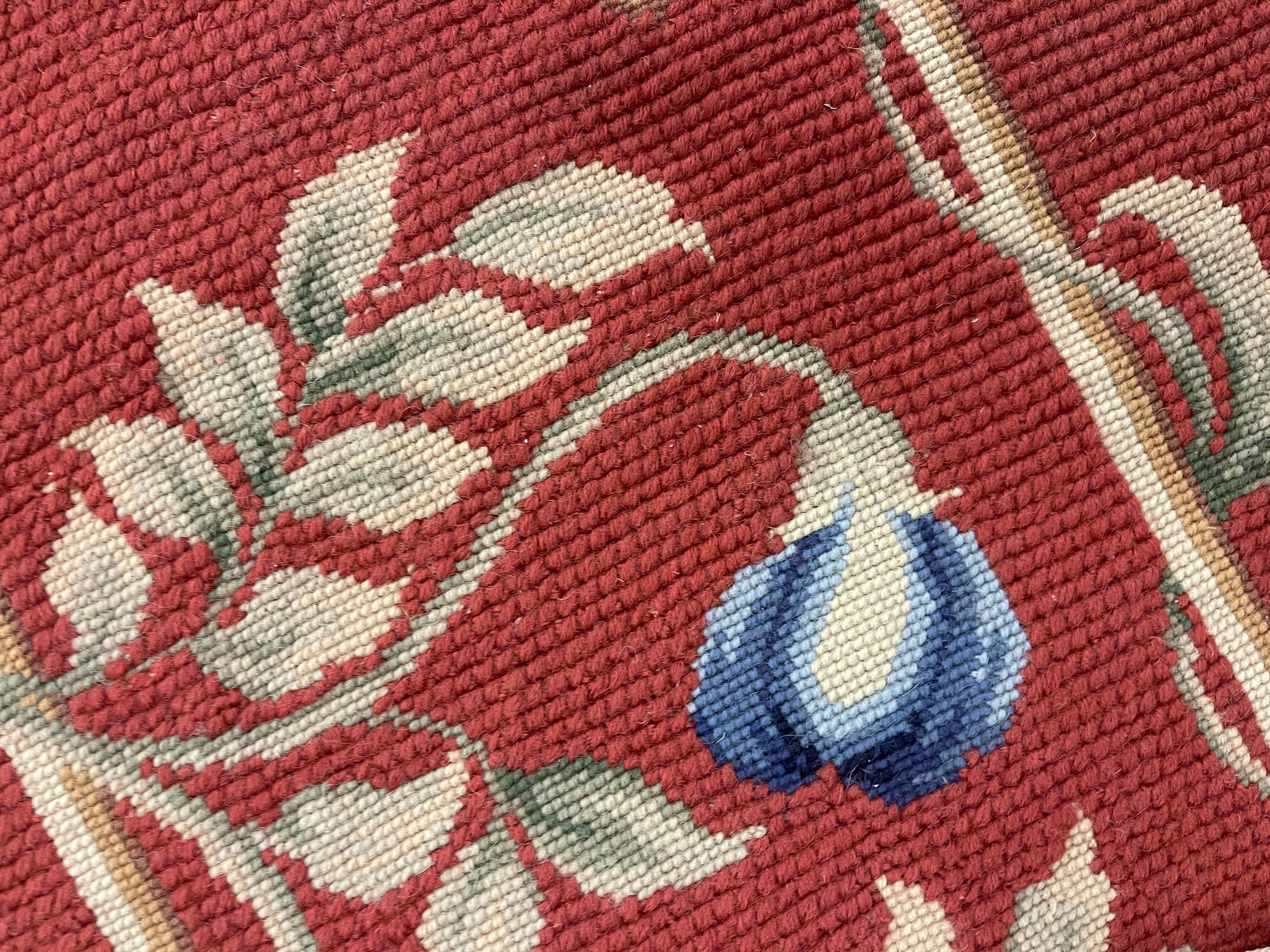 Traditioneller Teppich Aubusson Style Area Rug Handwoven Wool Needlepoint im Zustand „Hervorragend“ im Angebot in Hampshire, GB