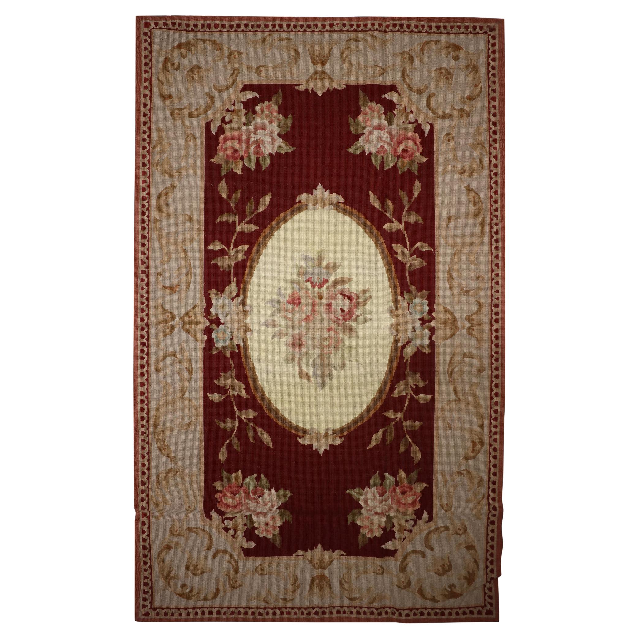 Tapis traditionnel rouge foncé en laine tissé à la main à l'aiguille à motifs floraux