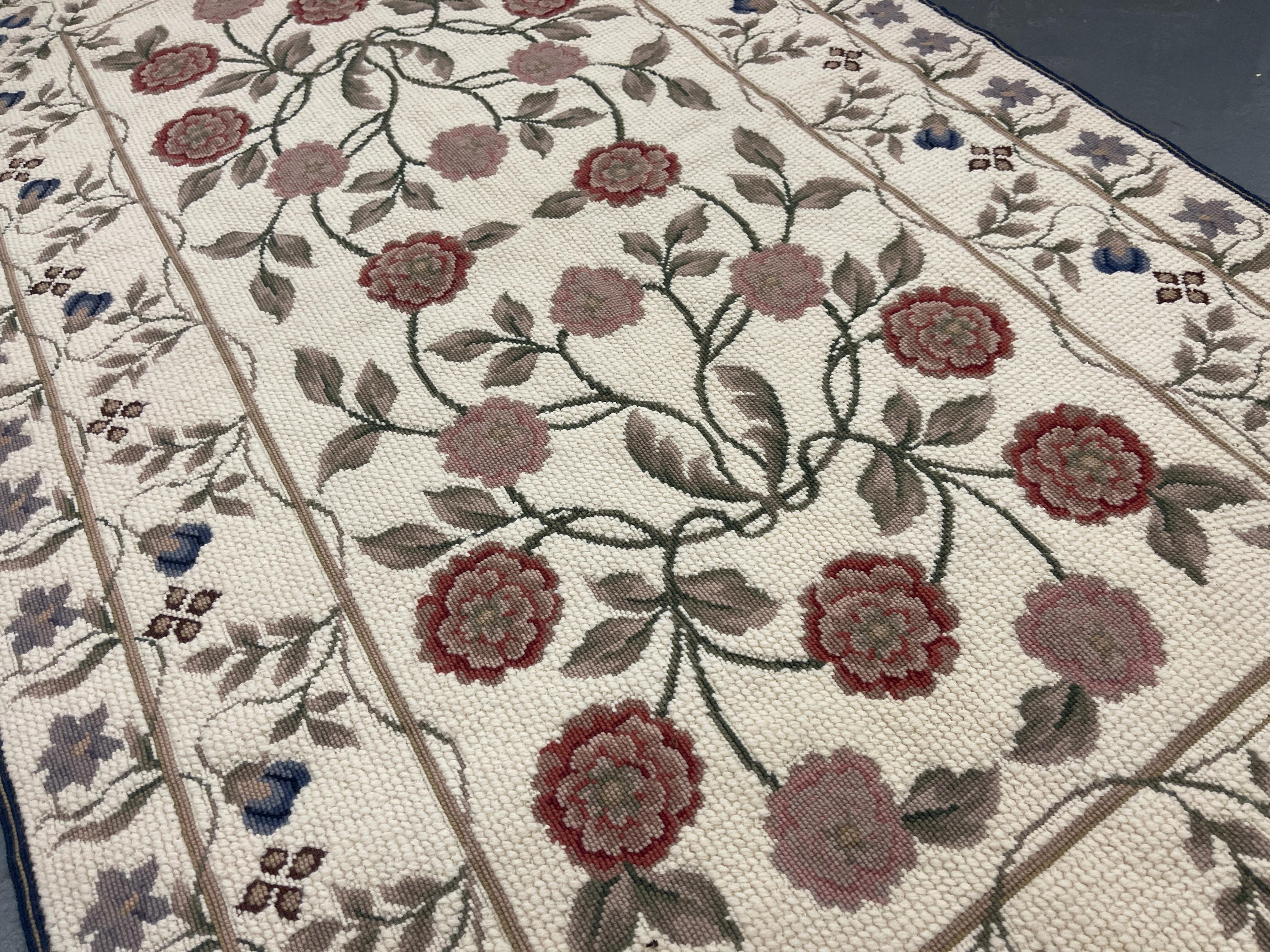 Britannique Tapis traditionnel floral Aubusson tissé à la main en laine à l'aiguille Tapis de décoration intérieure en vente