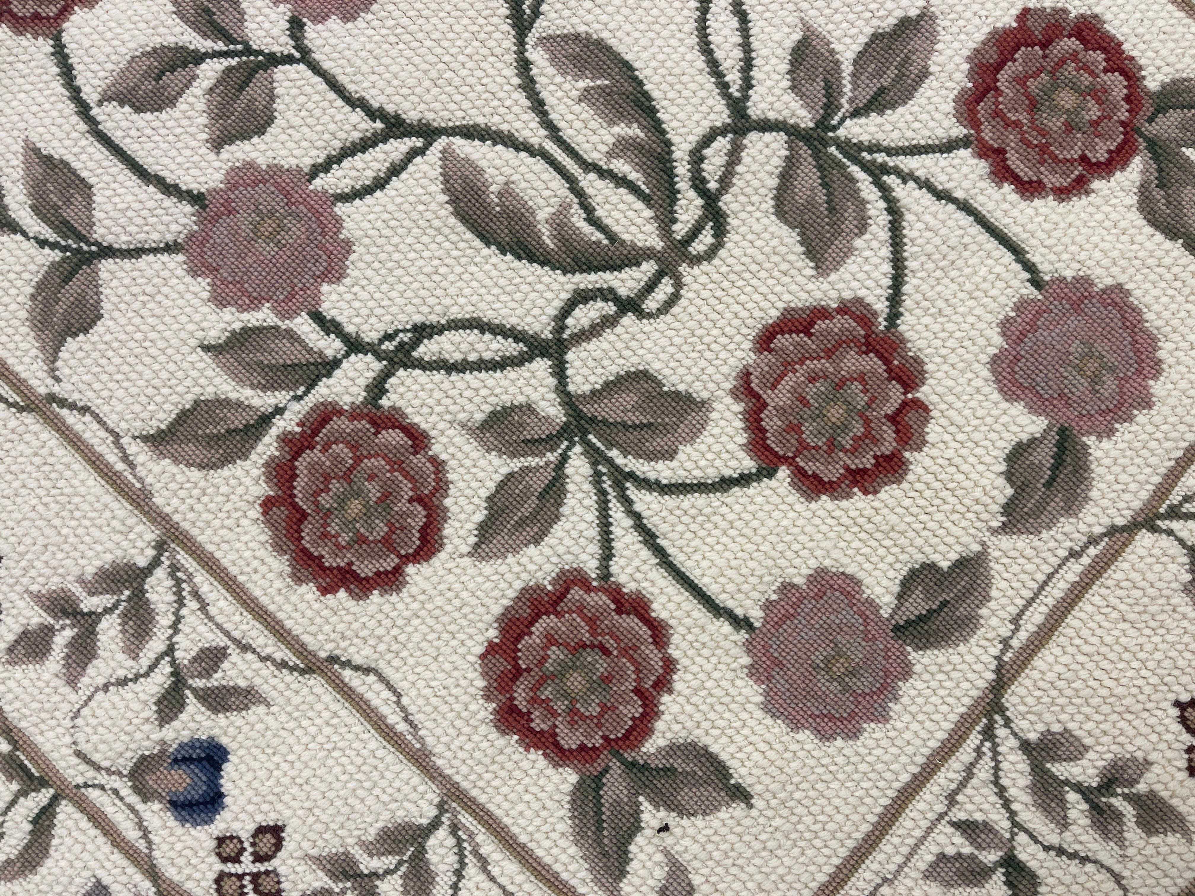Noué à la main Tapis traditionnel floral Aubusson tissé à la main en laine à l'aiguille Tapis de décoration intérieure en vente