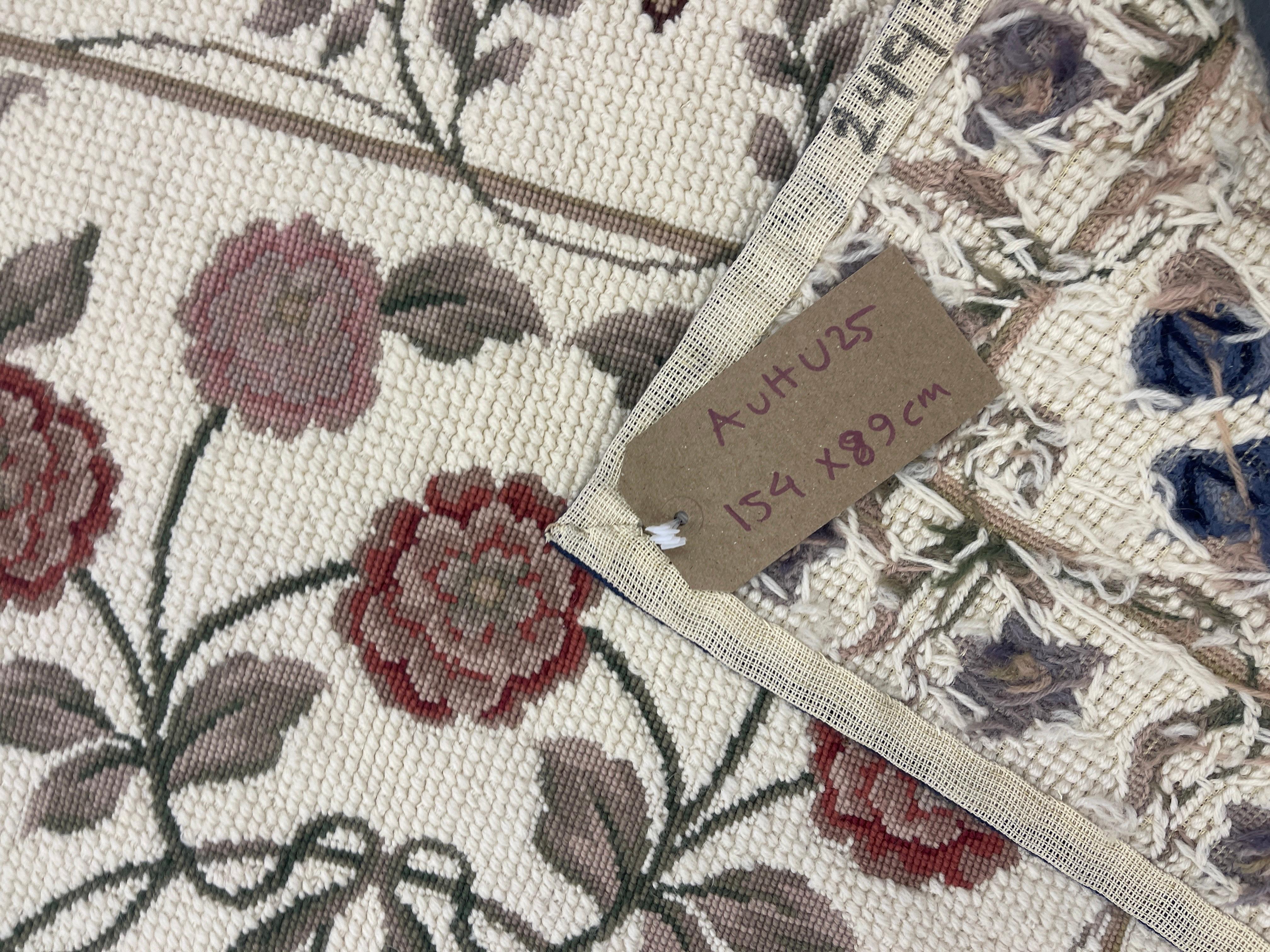Fin du 20e siècle Tapis traditionnel floral Aubusson tissé à la main en laine à l'aiguille Tapis de décoration intérieure en vente