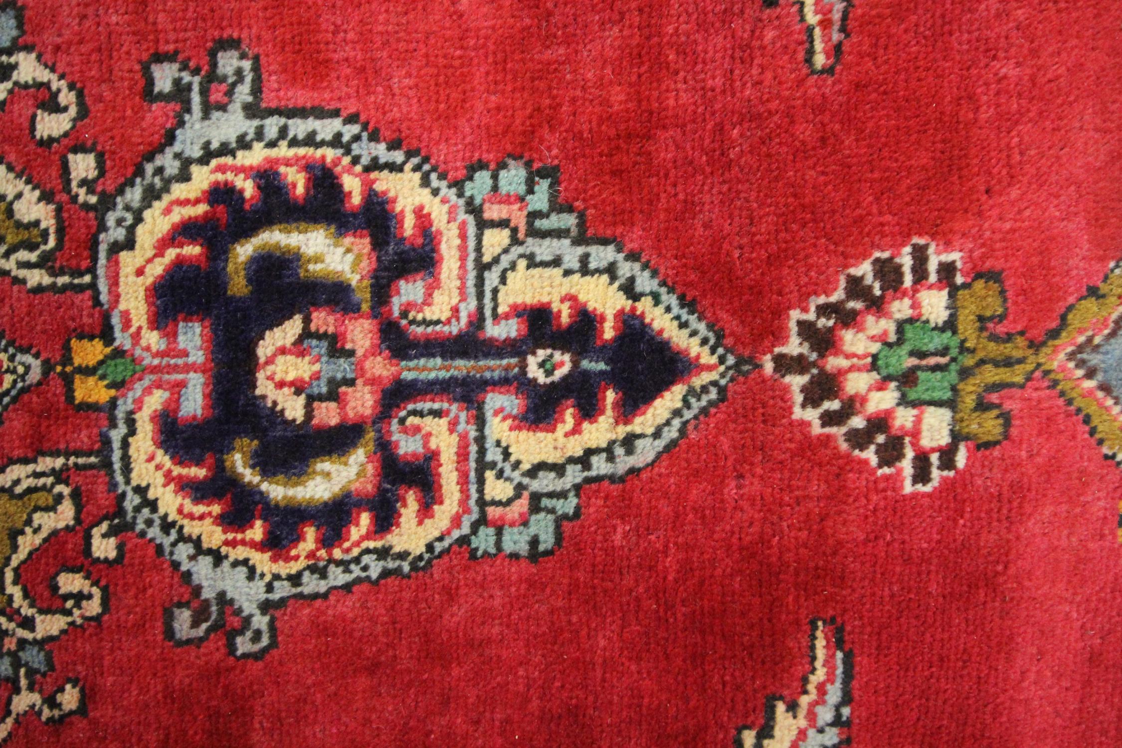 Traditional Carpet Handwoven Wool Rug Large Floral Red Living Room Rug In Excellent Condition For Sale In Wembley, GB