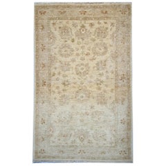 Traditioneller orientalischer Teppich in Creme und Beige, handgefertigt