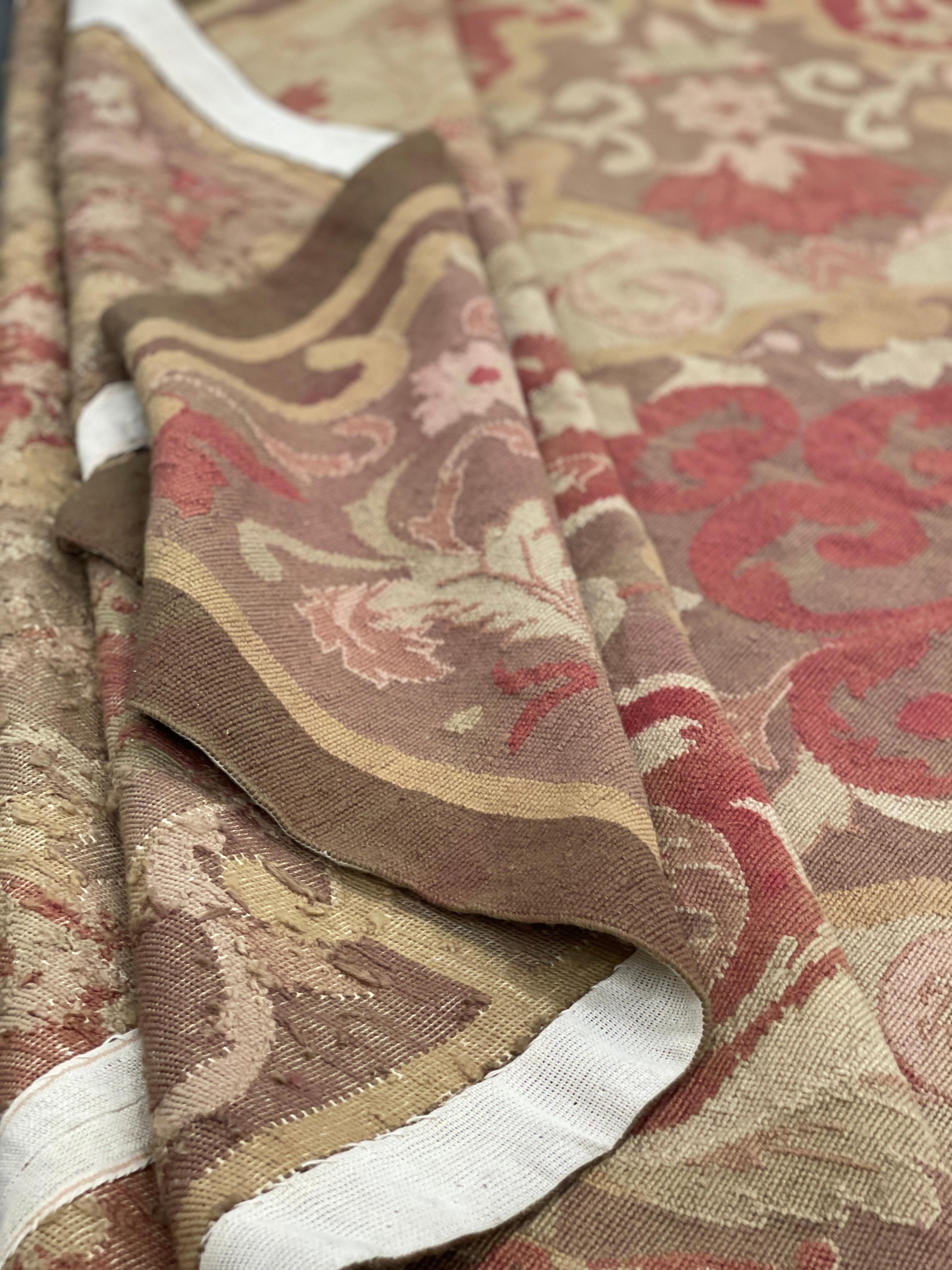 Traditioneller Teppich Quadratischer Aubusson-Teppich Brauner Flächenteppich Handgewebte Wolle Needlepoint (Ende des 20. Jahrhunderts) im Angebot