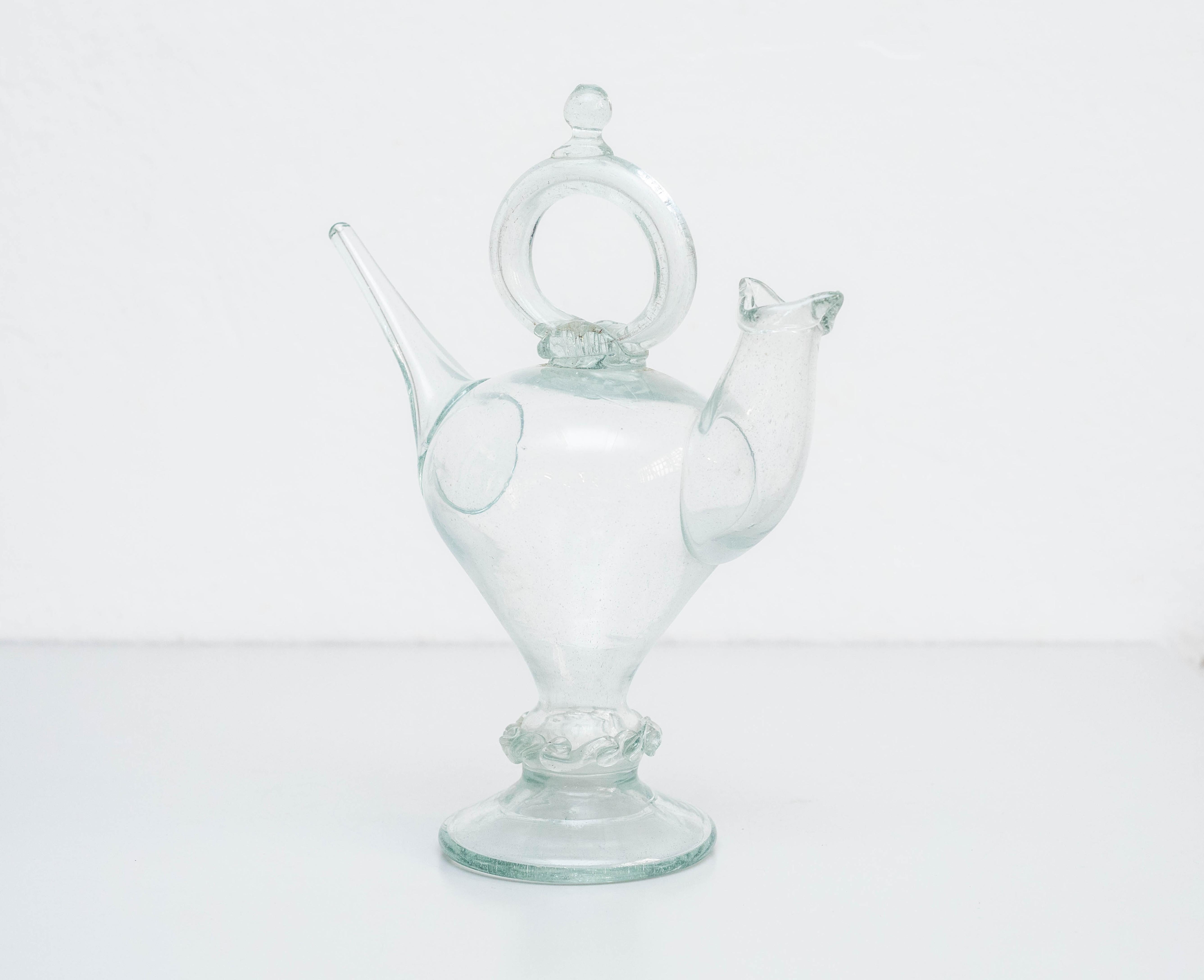 Vaso tradizionale catalano in vetro soffiato, 1930 circa   

Prodotto in Spagna.    

In condizioni originali, con lievi usure dovute all'età e all'uso, conserva una bella patina.    

Materiale:  Vetro    

Dimensioni:   D 14 cm   L 28 cm   H. 35