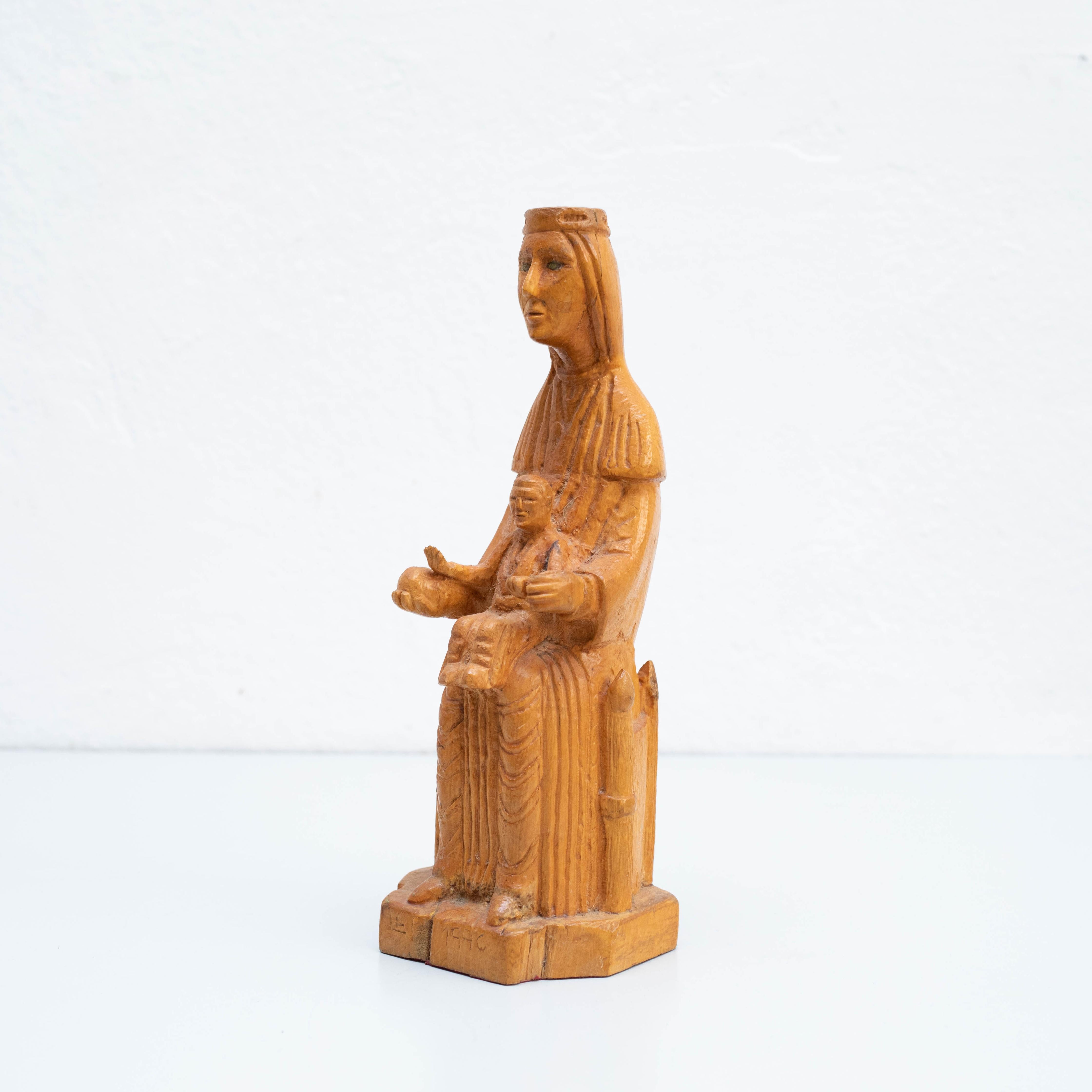 Mid-Century Modern Sculpture traditionnelle en bois de la Vierge religieuse catalane « La Moreneta » en vente