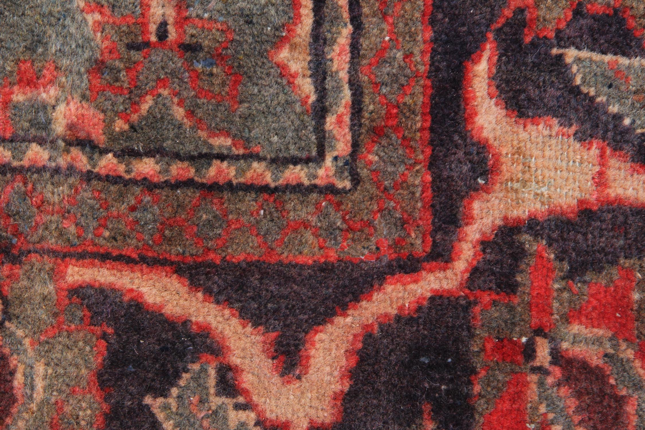 Klassischer kaukasischer Teppich, roter Teppich aus handgewebter Wolle (Moderne der Mitte des Jahrhunderts) im Angebot