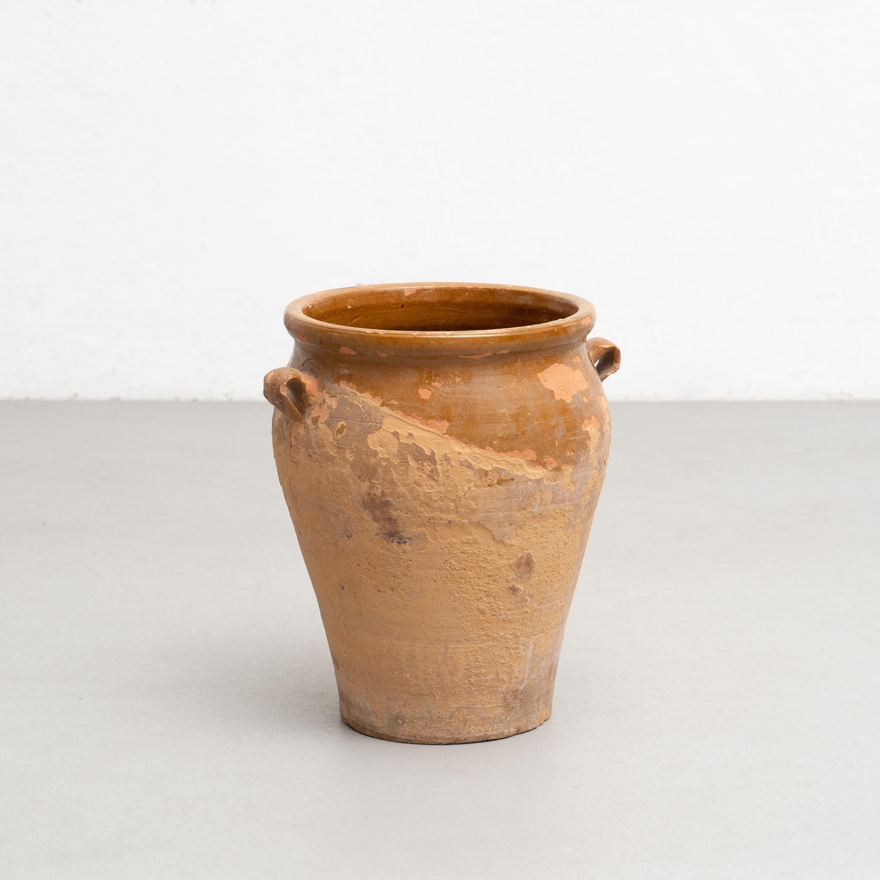 Fioriera tradizionale catalana in ceramica, 1960 circa.    Prodotto in Spagna.    In condizioni originali, con lievi usure dovute all'età e all'uso, conserva una bella patina.    Materiali:  Ceramica.     
