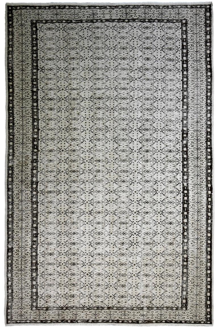 Traditional Charcoal Rug 9’6″ x 5′ 8″ In Good Condition For Sale In Sag Harbor, NY