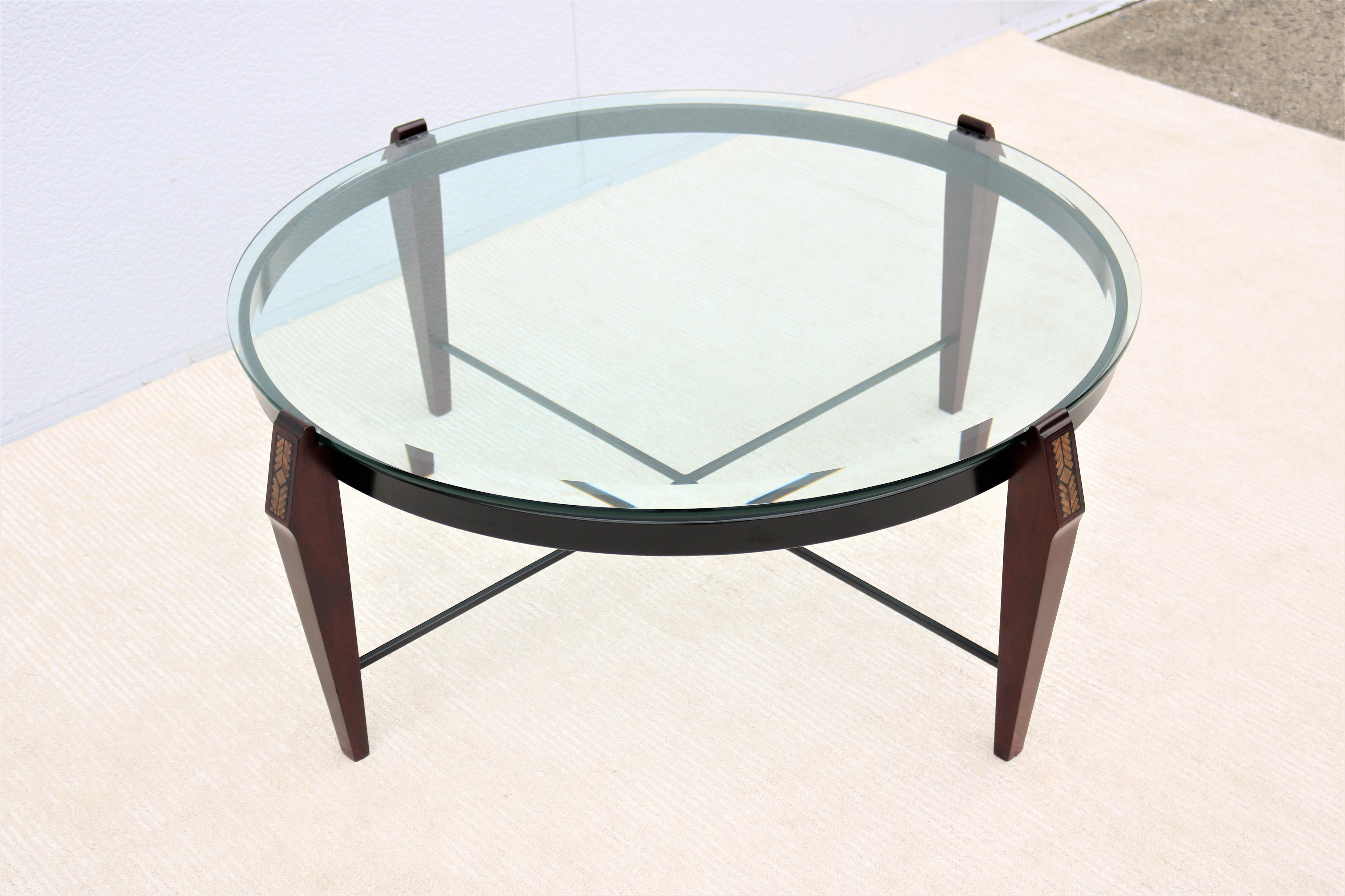 Table basse ronde traditionnelle en bois de cerisier et verre transparent en vente 3