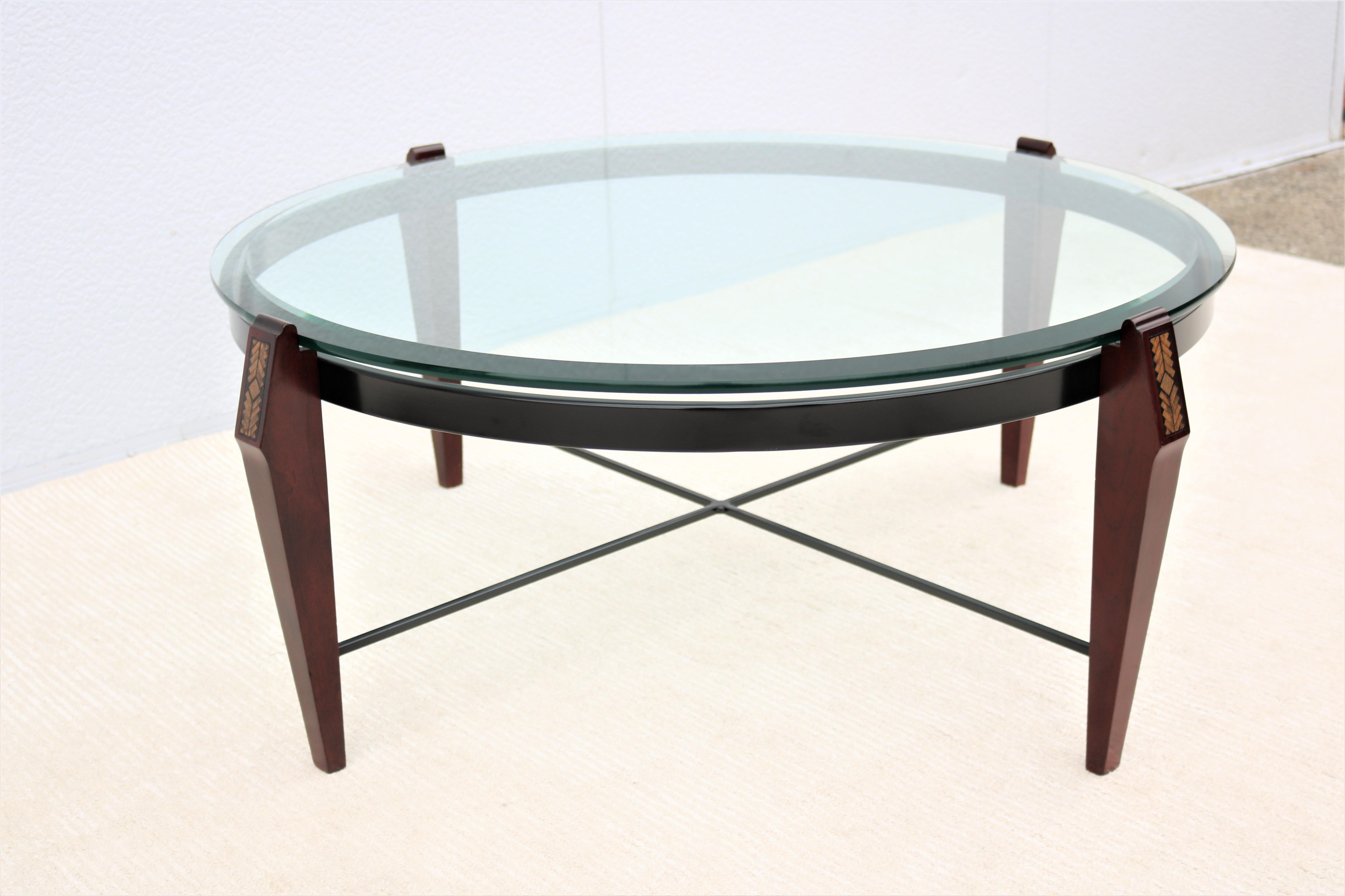Table basse ronde traditionnelle en bois de cerisier et verre transparent en vente 4