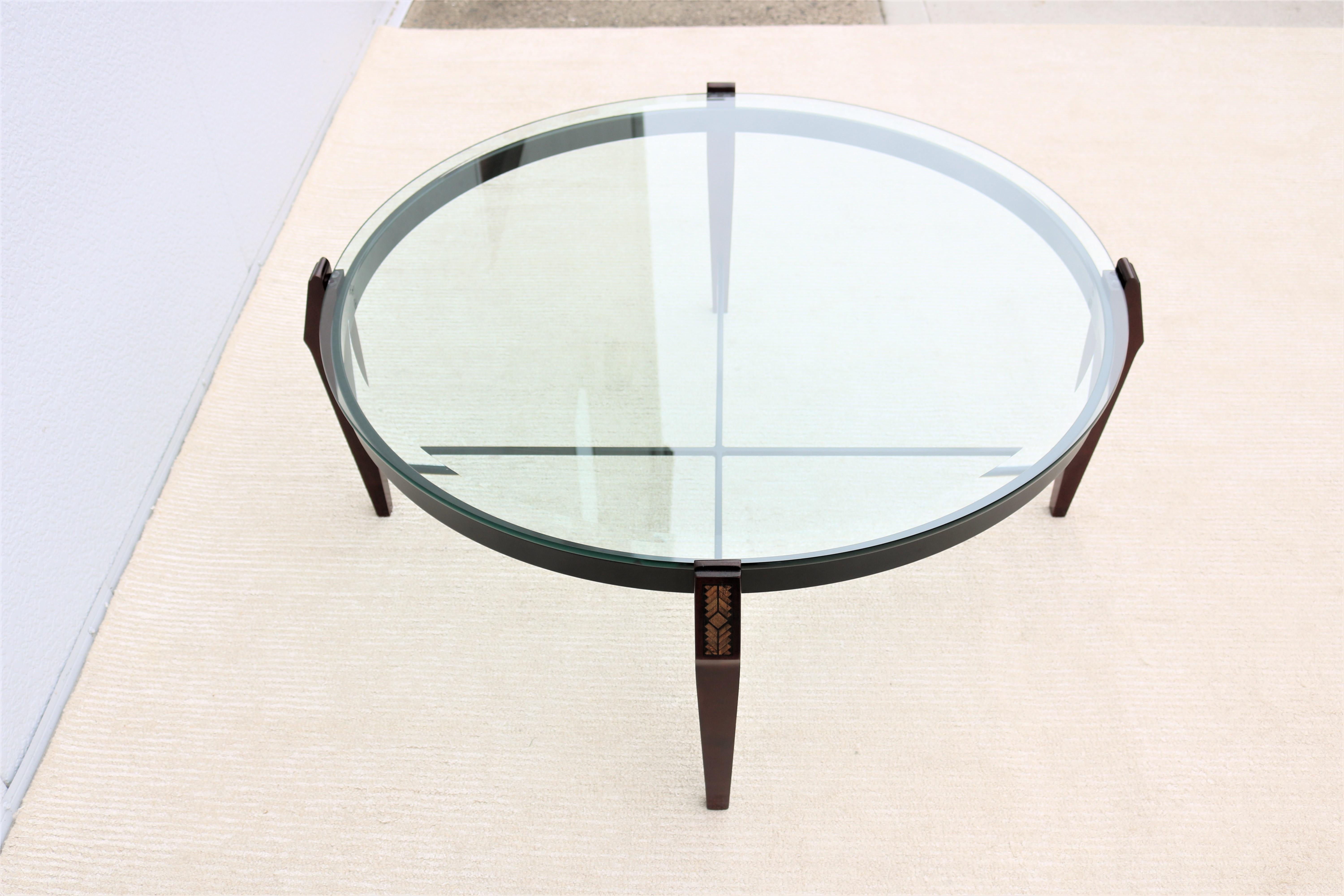 Table basse ronde traditionnelle en bois de cerisier et verre transparent en vente 5