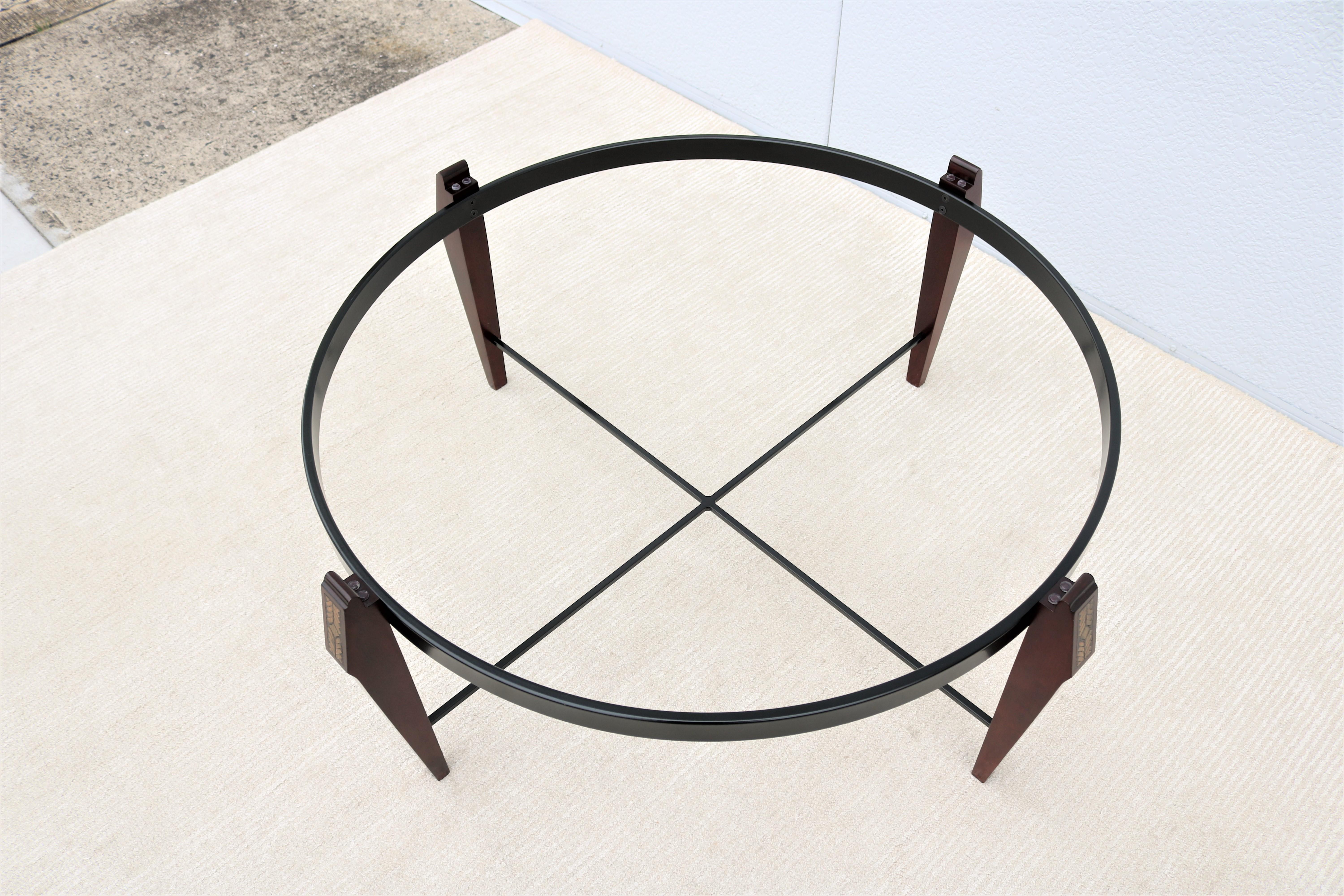 Table basse ronde traditionnelle en bois de cerisier et verre transparent en vente 7
