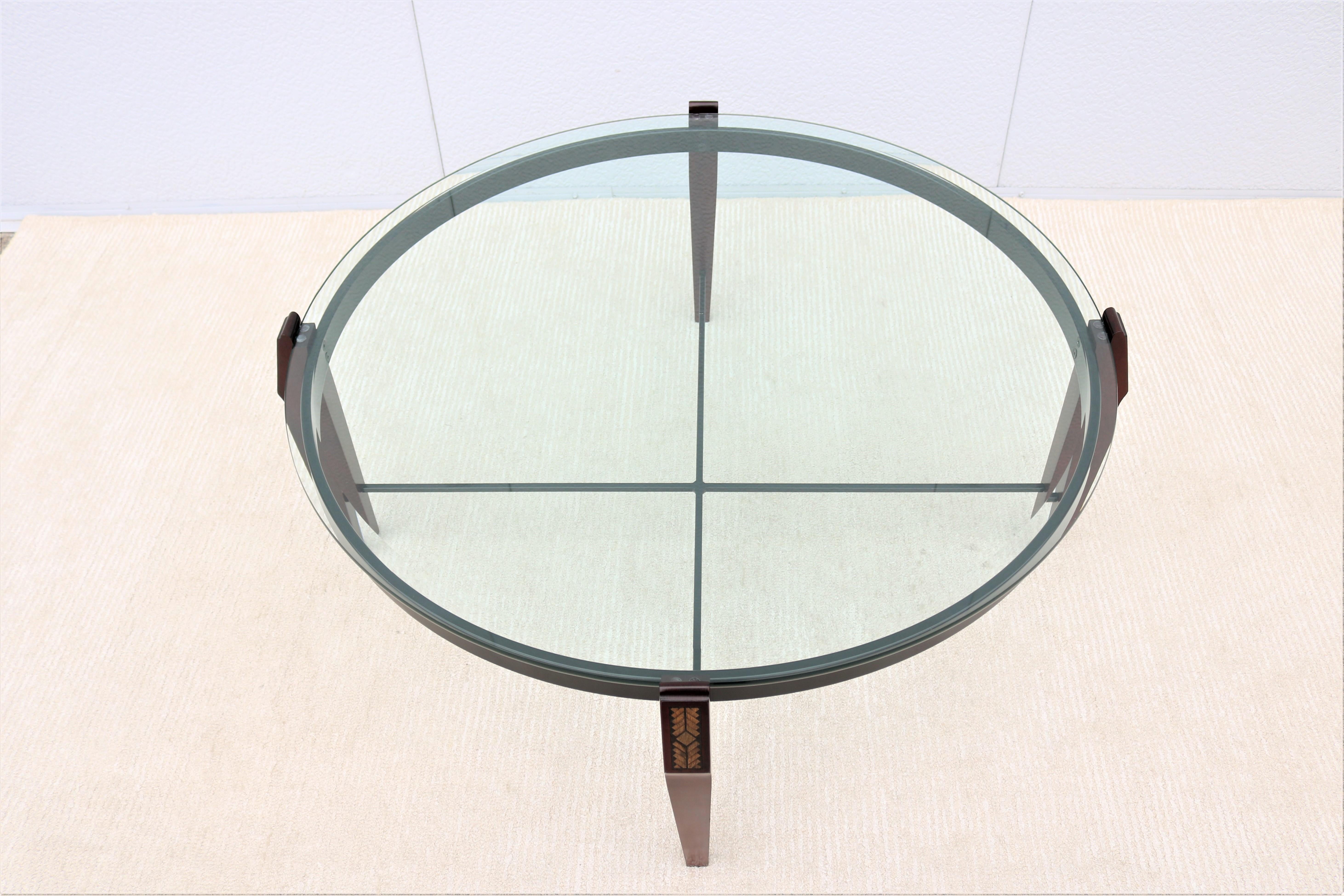 Postmoderne Table basse ronde traditionnelle en bois de cerisier et verre transparent en vente