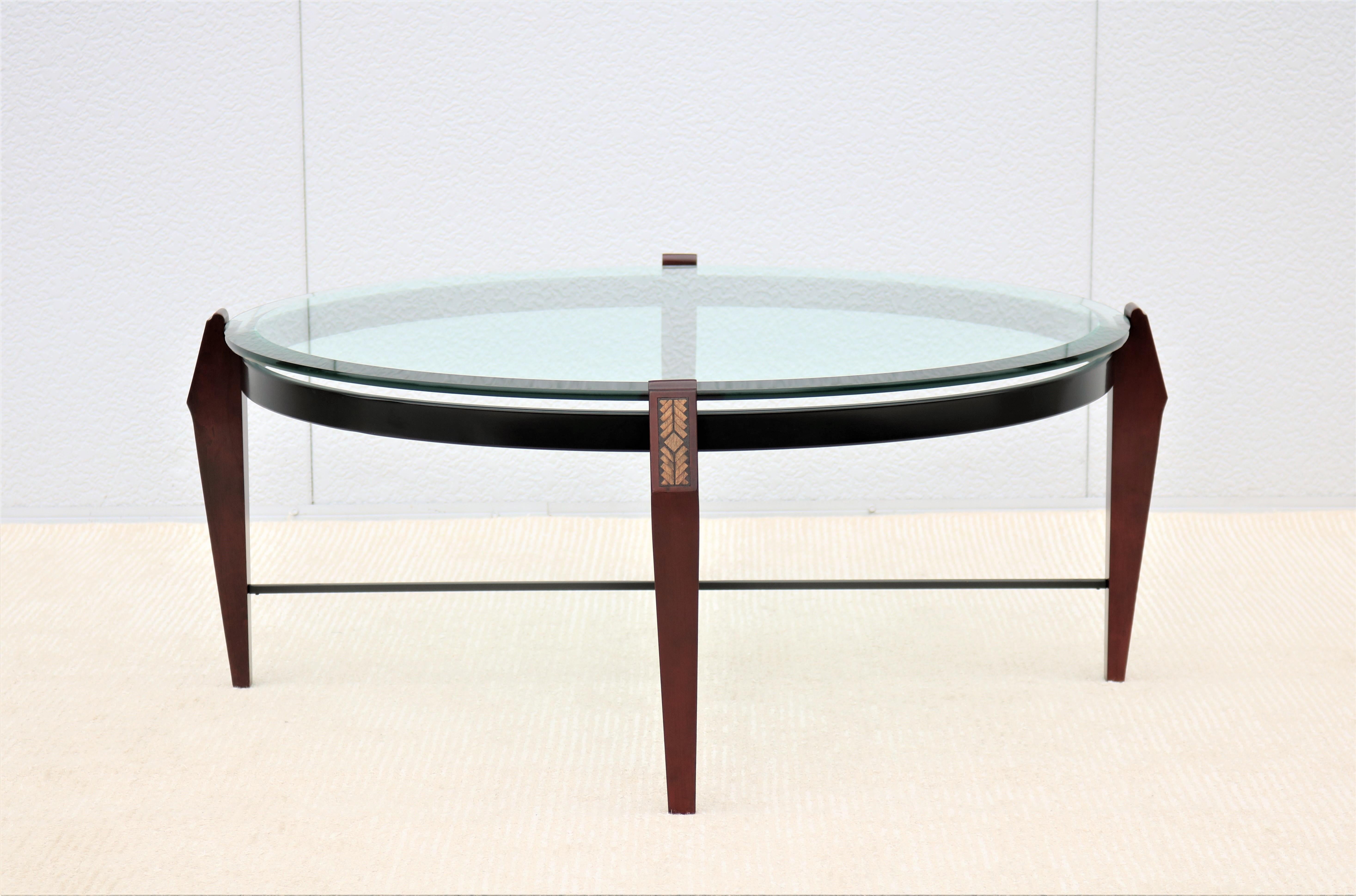 Sculpté Table basse ronde traditionnelle en bois de cerisier et verre transparent en vente
