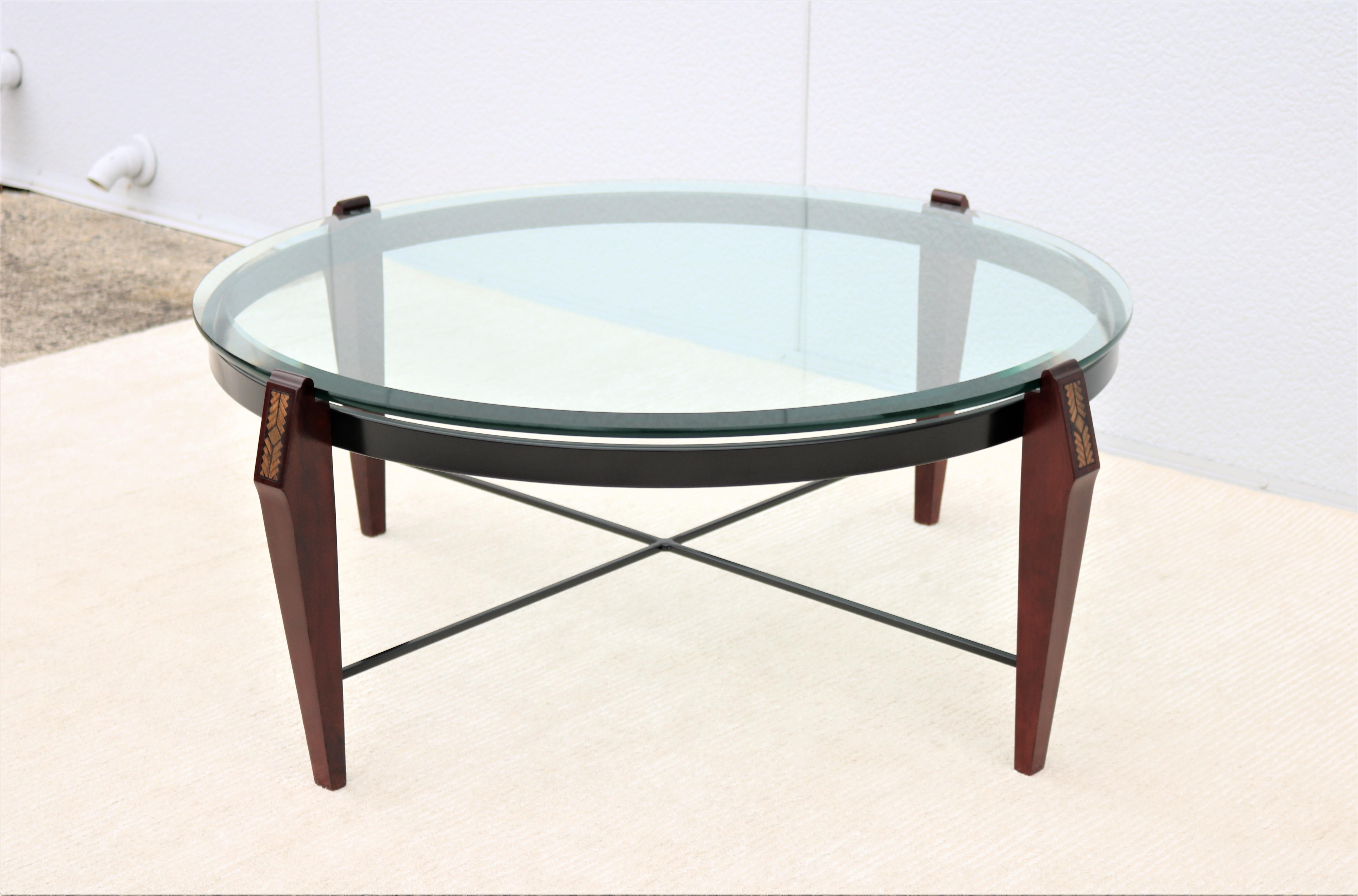 Traditional Cherry Wood and Transparent Glass Round Coffee Table In Good Condition For Sale In Secaucus, NJ
