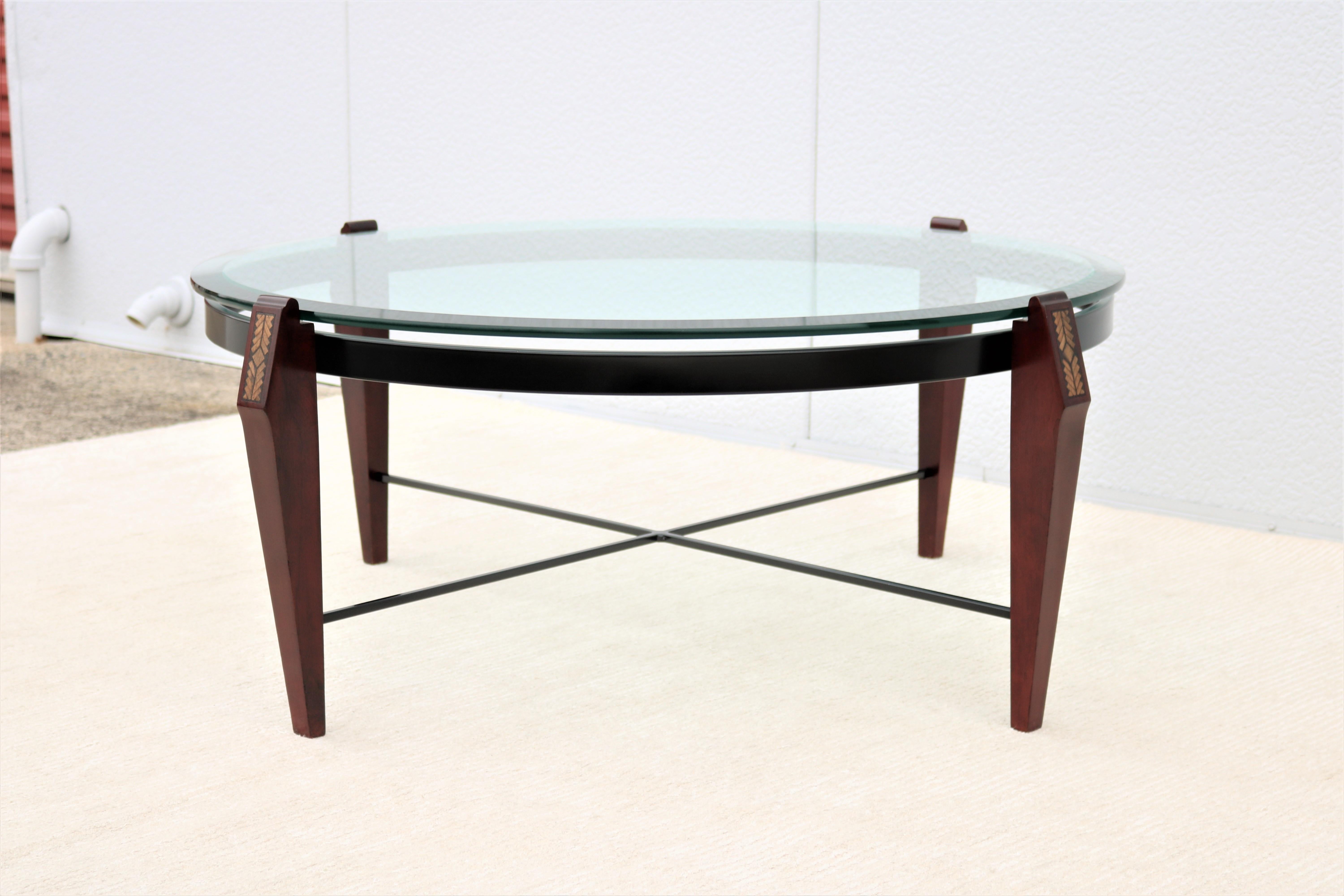 Métal Table basse ronde traditionnelle en bois de cerisier et verre transparent en vente