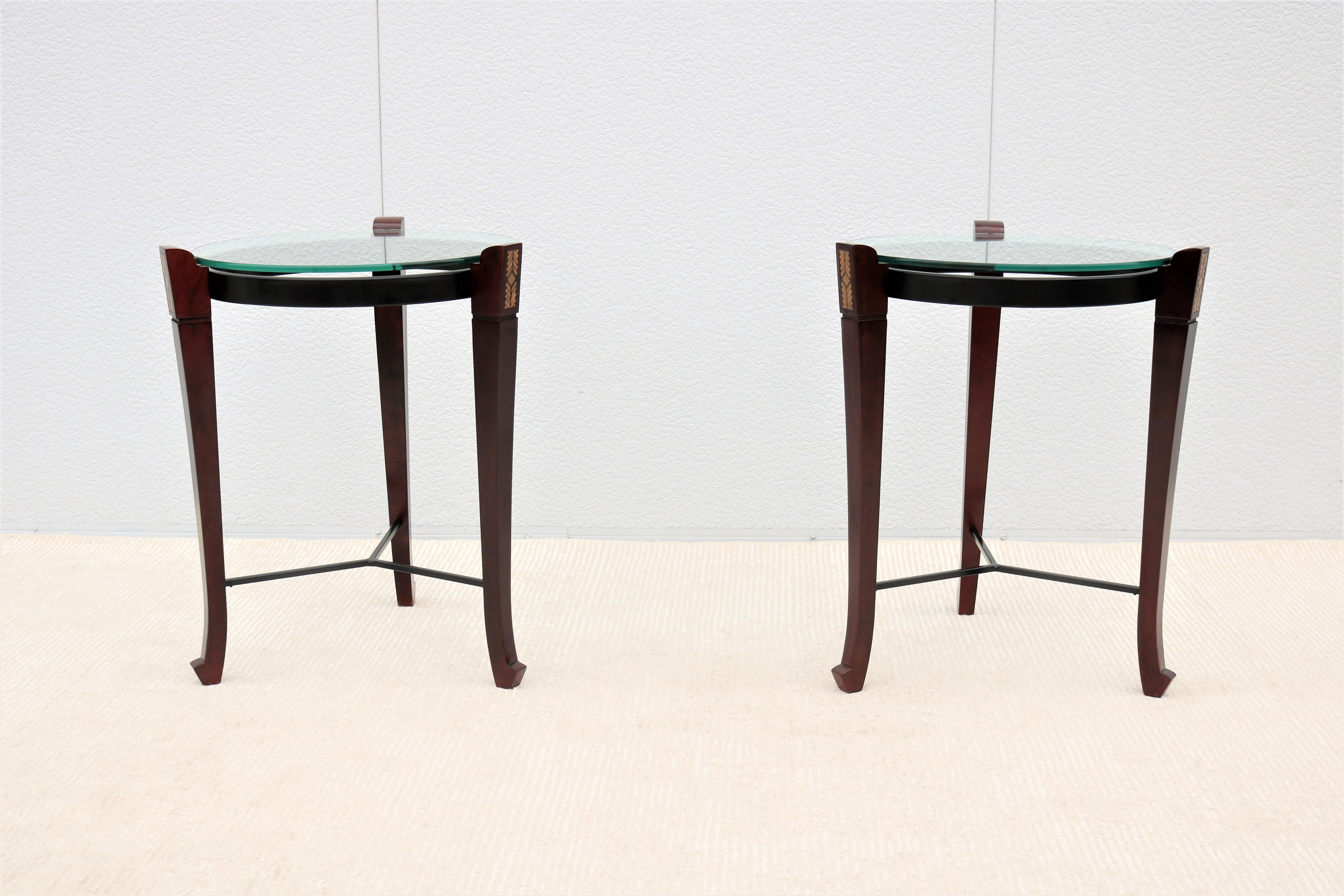 Tables d'appoint rondes traditionnelles en bois de cerisier et verre transparent - une paire en vente 2