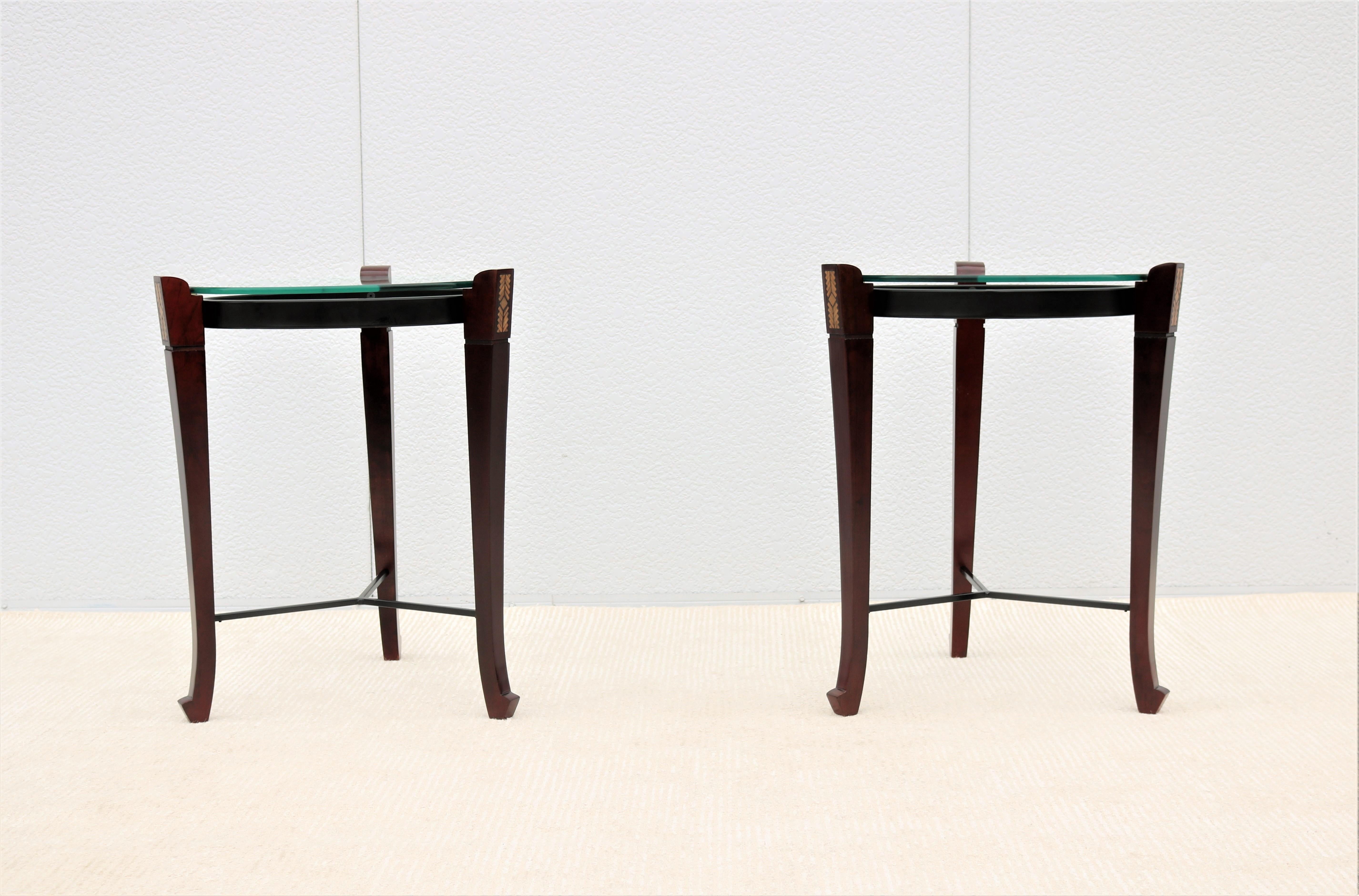 Tables d'appoint rondes traditionnelles en bois de cerisier et verre transparent - une paire en vente 3