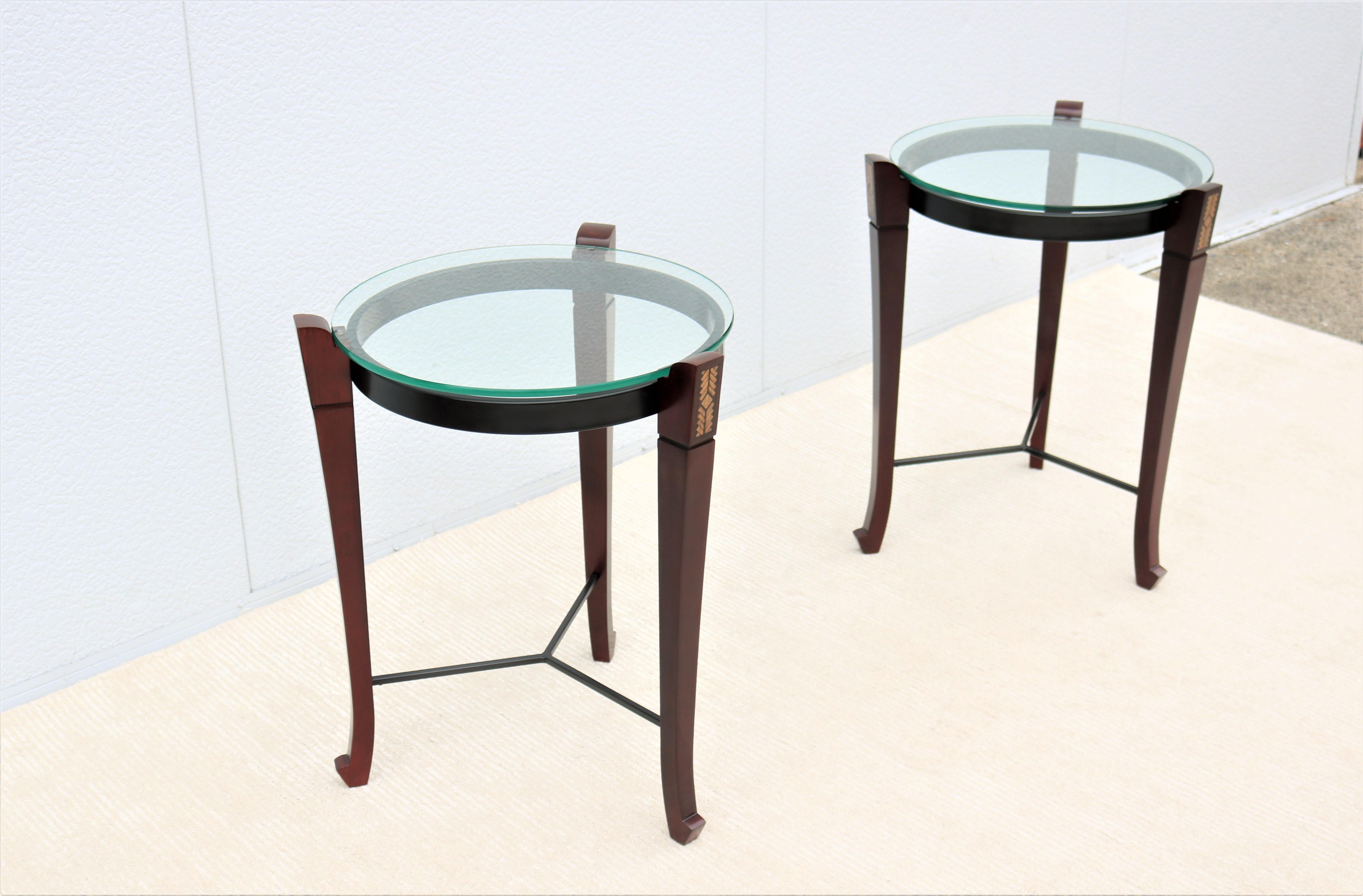 Tables d'appoint rondes traditionnelles en bois de cerisier et verre transparent - une paire en vente 4