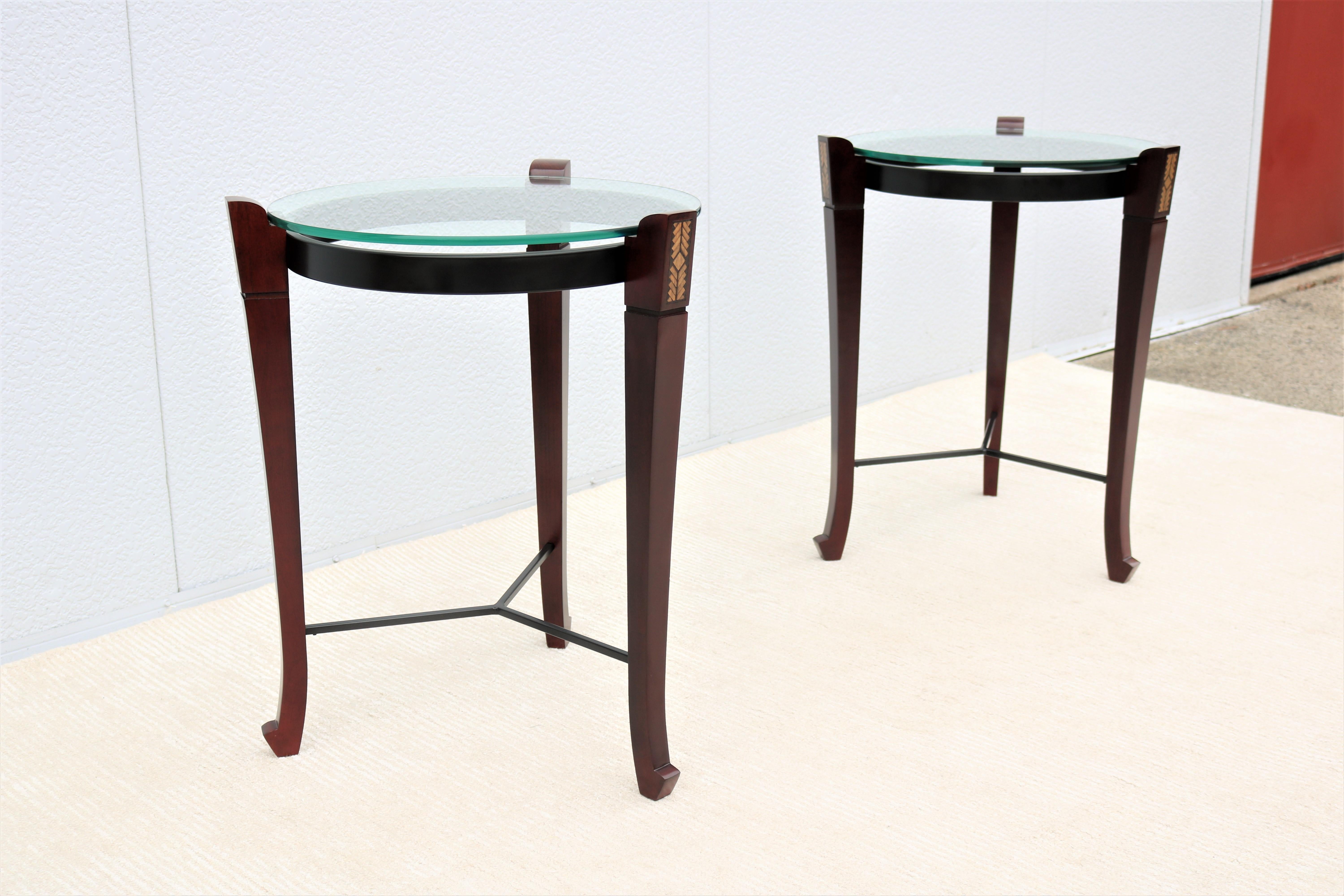 Tables d'appoint rondes traditionnelles en bois de cerisier et verre transparent - une paire en vente 5