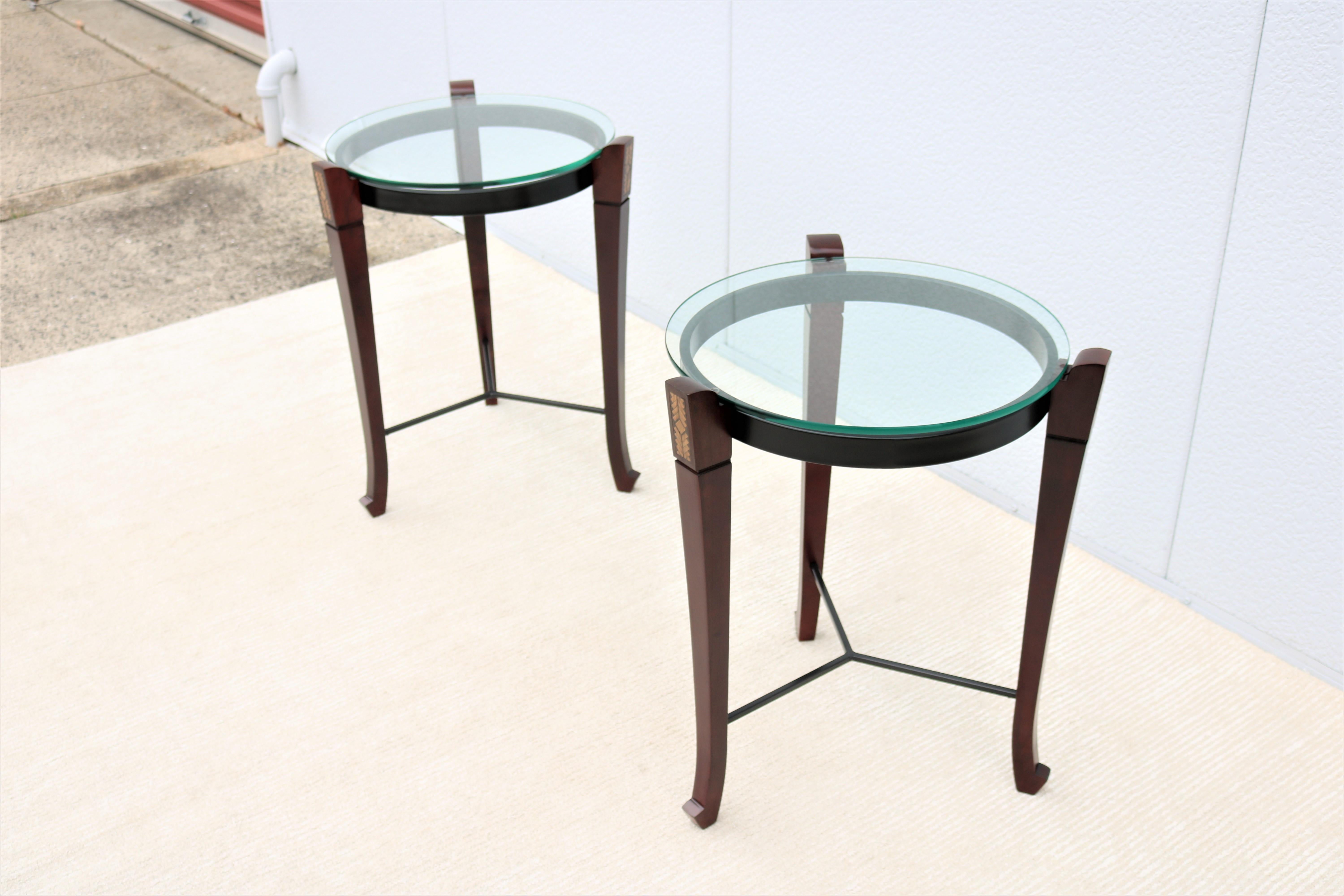 Tables d'appoint rondes traditionnelles en bois de cerisier et verre transparent - une paire en vente 6