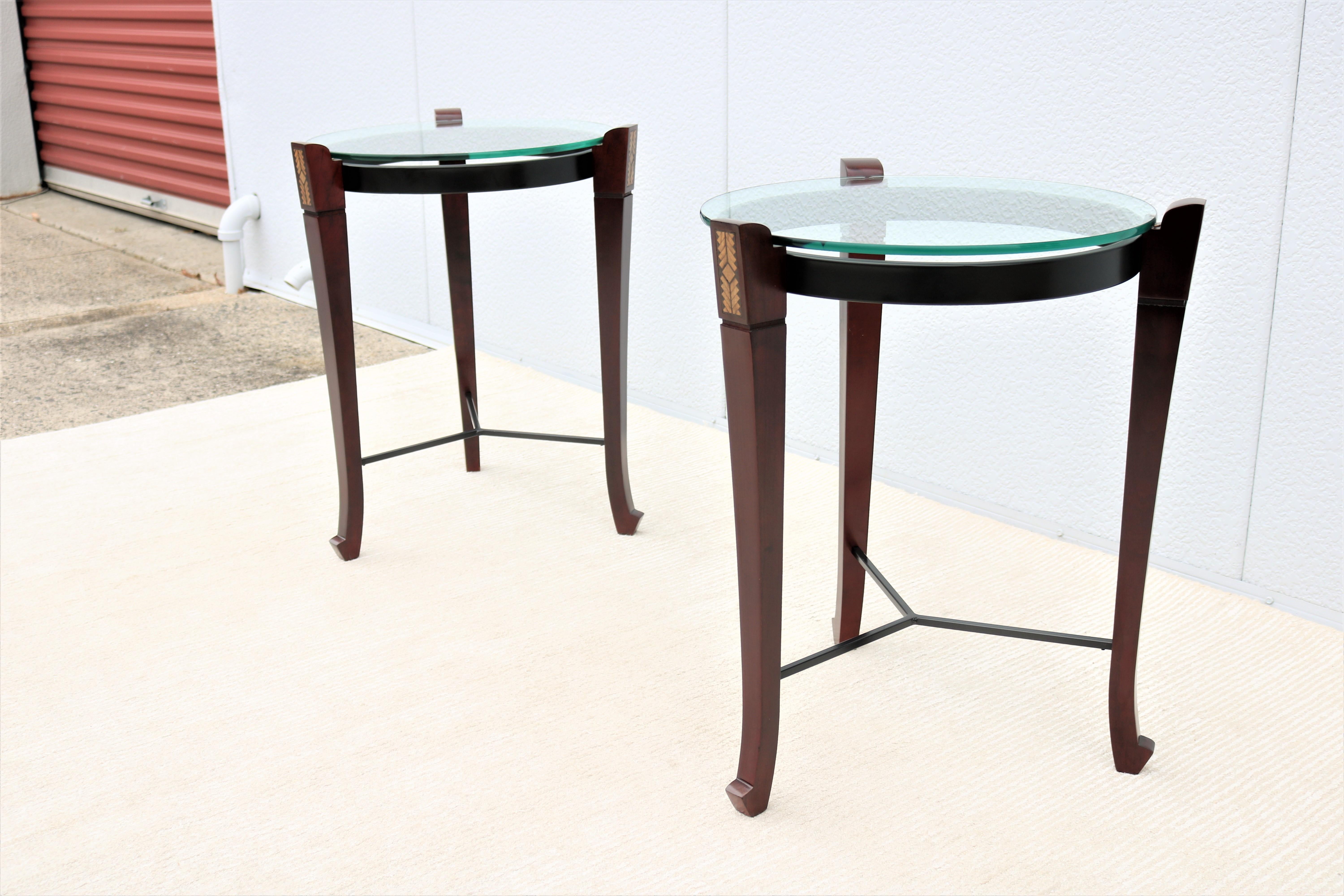 Tables d'appoint rondes traditionnelles en bois de cerisier et verre transparent - une paire en vente 7
