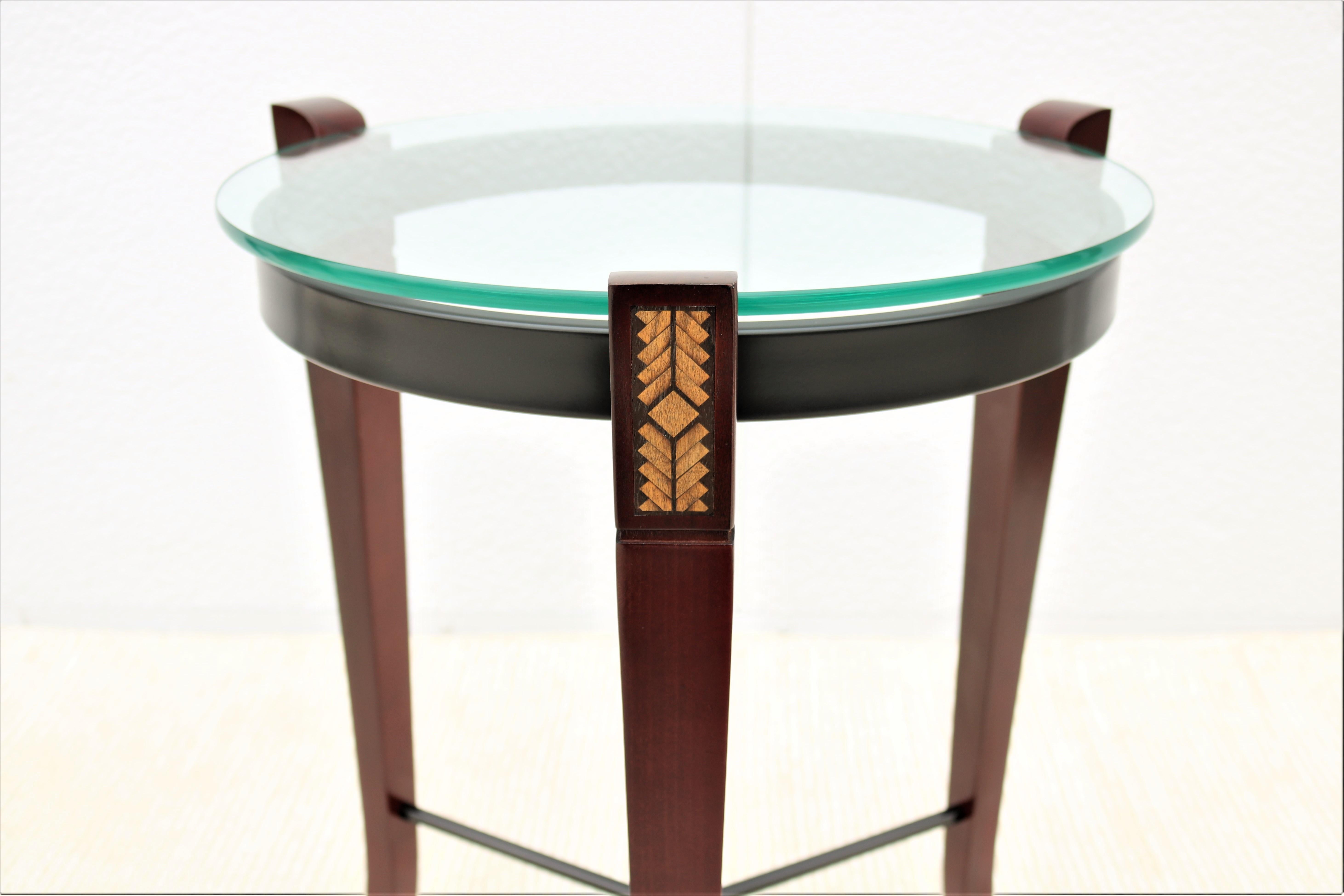 Traditionelle runde Beistelltische aus Kirschbaumholz und transparentem Glas – ein Paar im Angebot 8