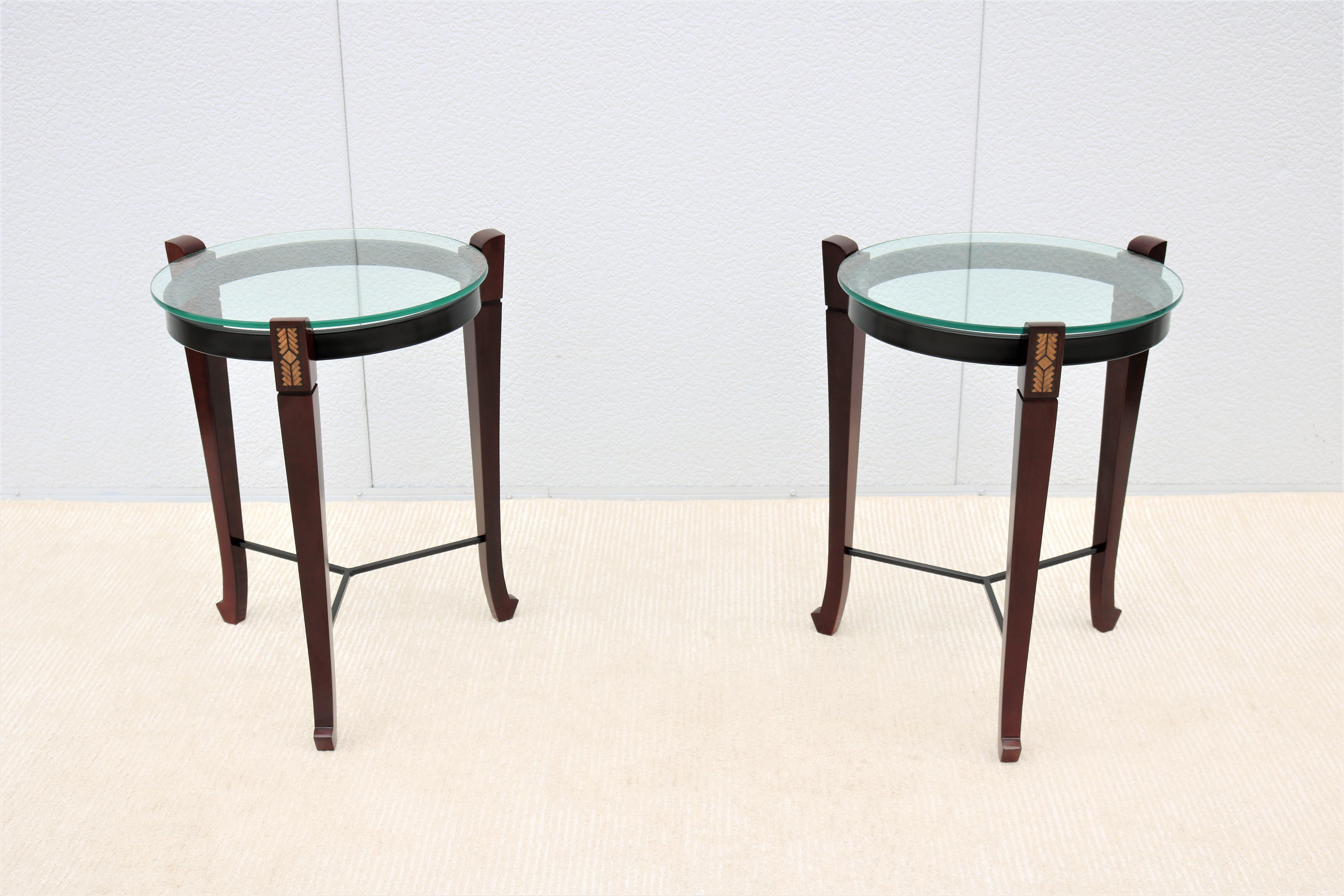Fabuleuse paire vintage de tables d'appoint rondes traditionnelles, inspirées du design des 18e et 19e siècles.
Ces magnifiques tables allient le luxe que vous souhaitez à la fonctionnalité dont vous avez besoin.
La base en bois et en métal crée un
