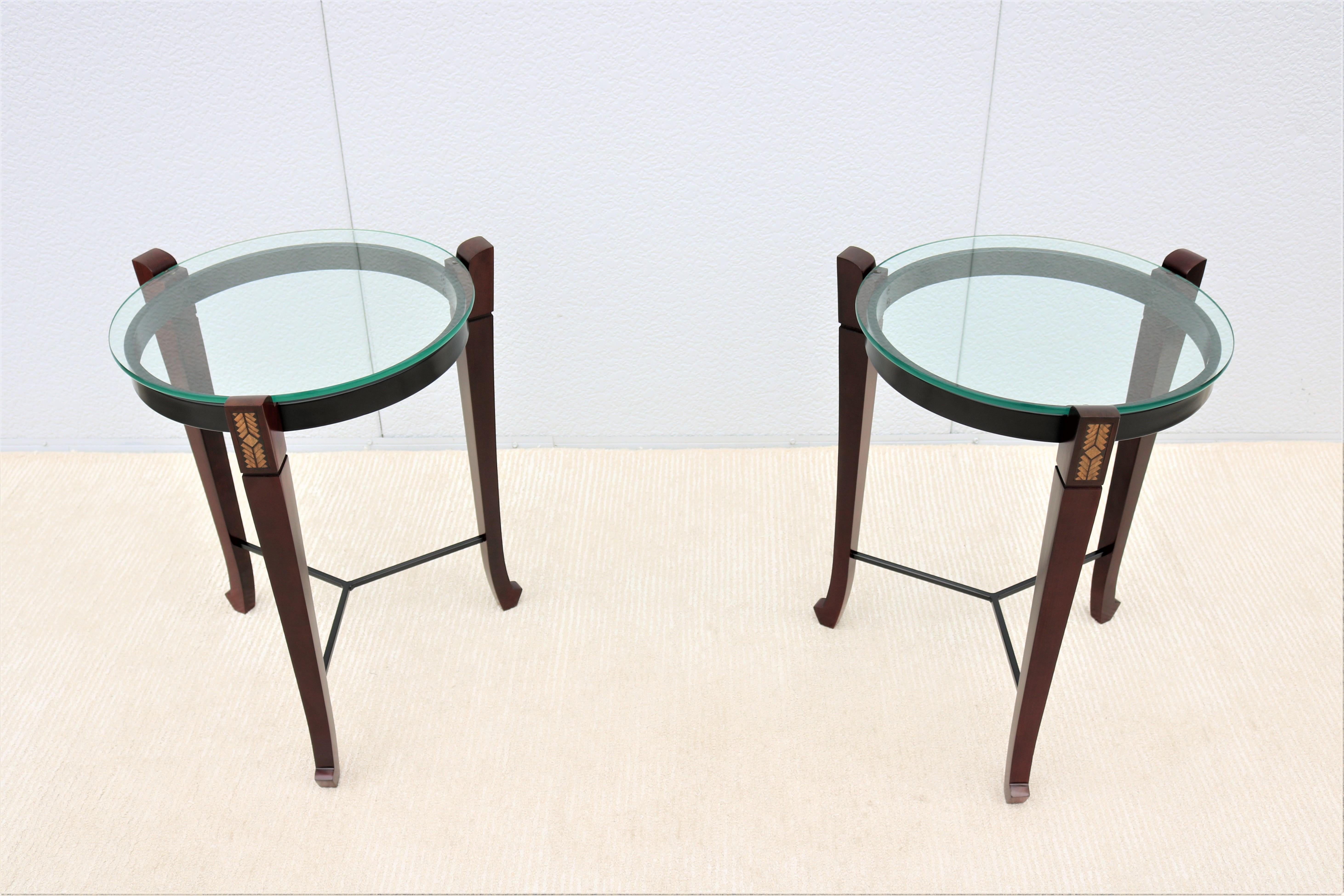 Postmoderne Tables d'appoint rondes traditionnelles en bois de cerisier et verre transparent - une paire en vente