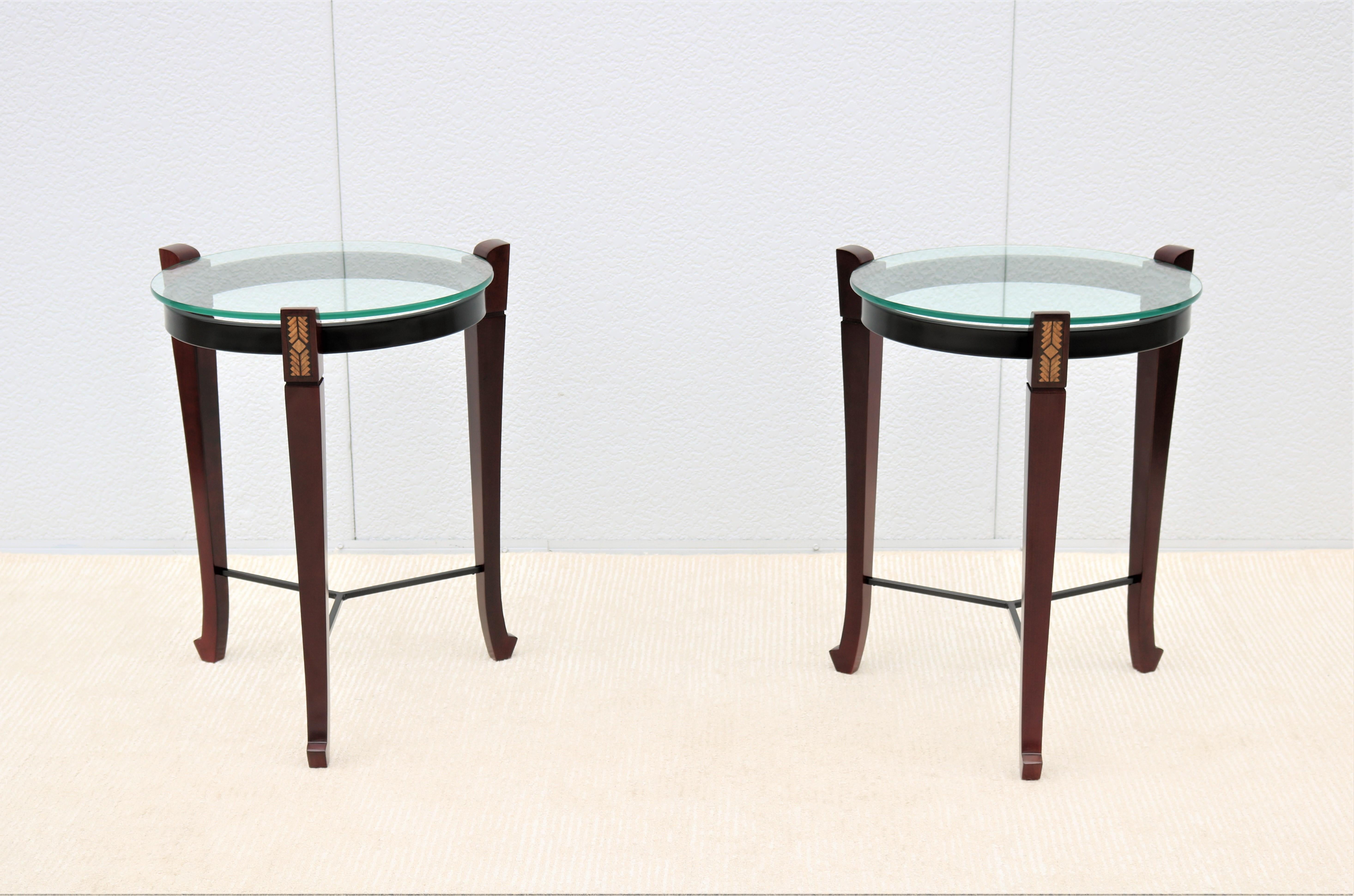 Sculpté Tables d'appoint rondes traditionnelles en bois de cerisier et verre transparent - une paire en vente