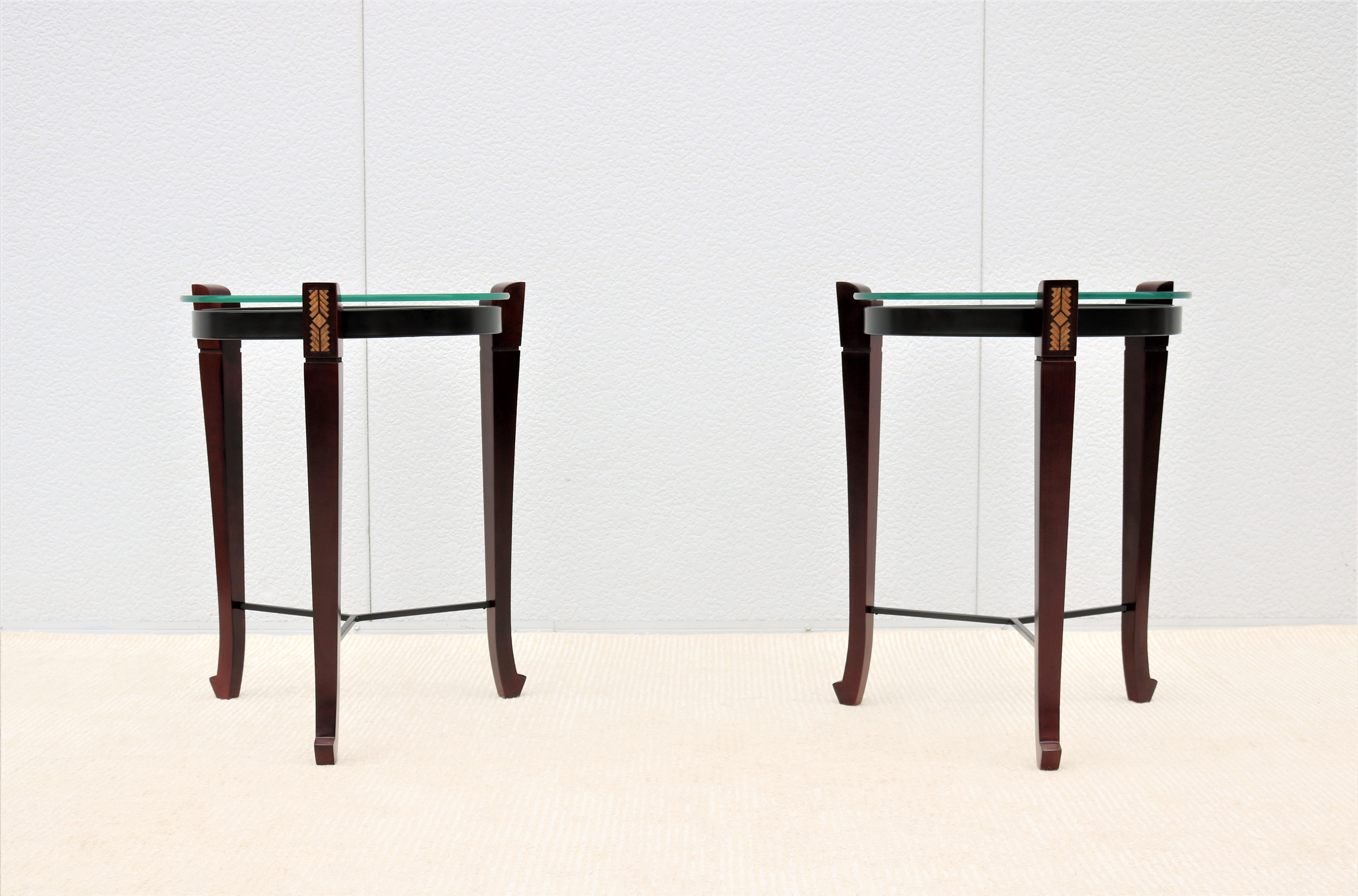 20ième siècle Tables d'appoint rondes traditionnelles en bois de cerisier et verre transparent - une paire en vente