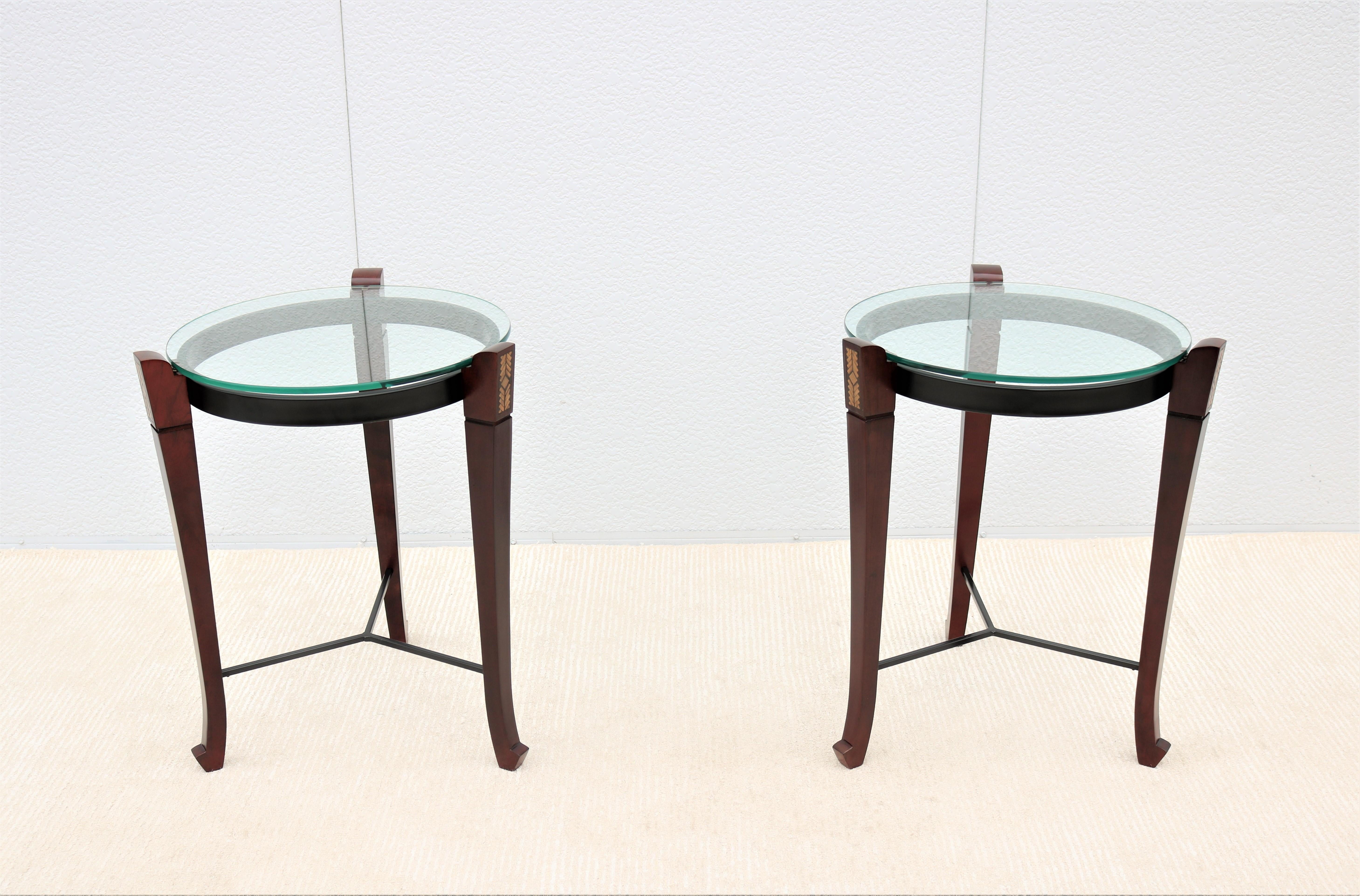 Métal Tables d'appoint rondes traditionnelles en bois de cerisier et verre transparent - une paire en vente