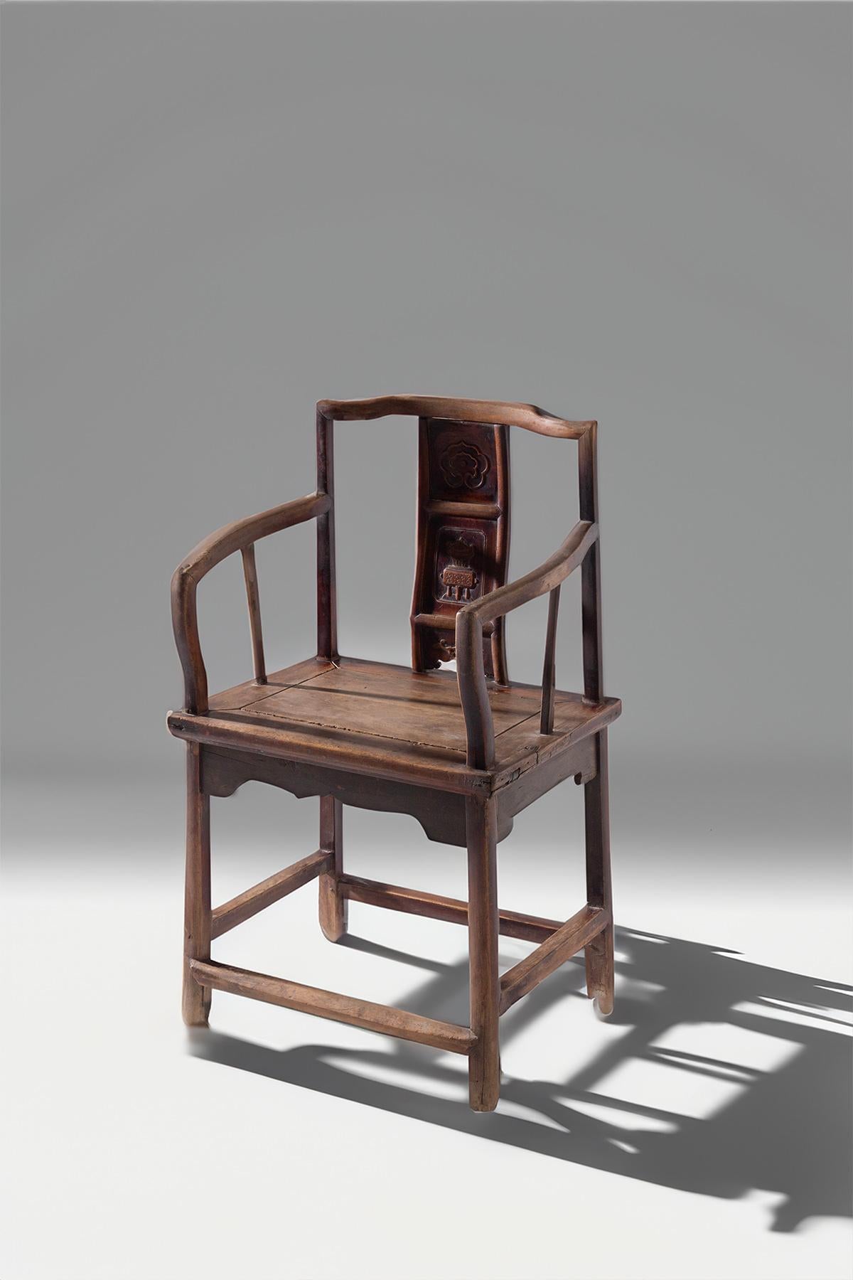 This fascinating Chinese chair in Ming style, dating back to the 20th century and of Chinese craftsmanship, represents a fine example of traditional artistry, crafted from high-quality hardwood. The structure of the chair is a perfect example of