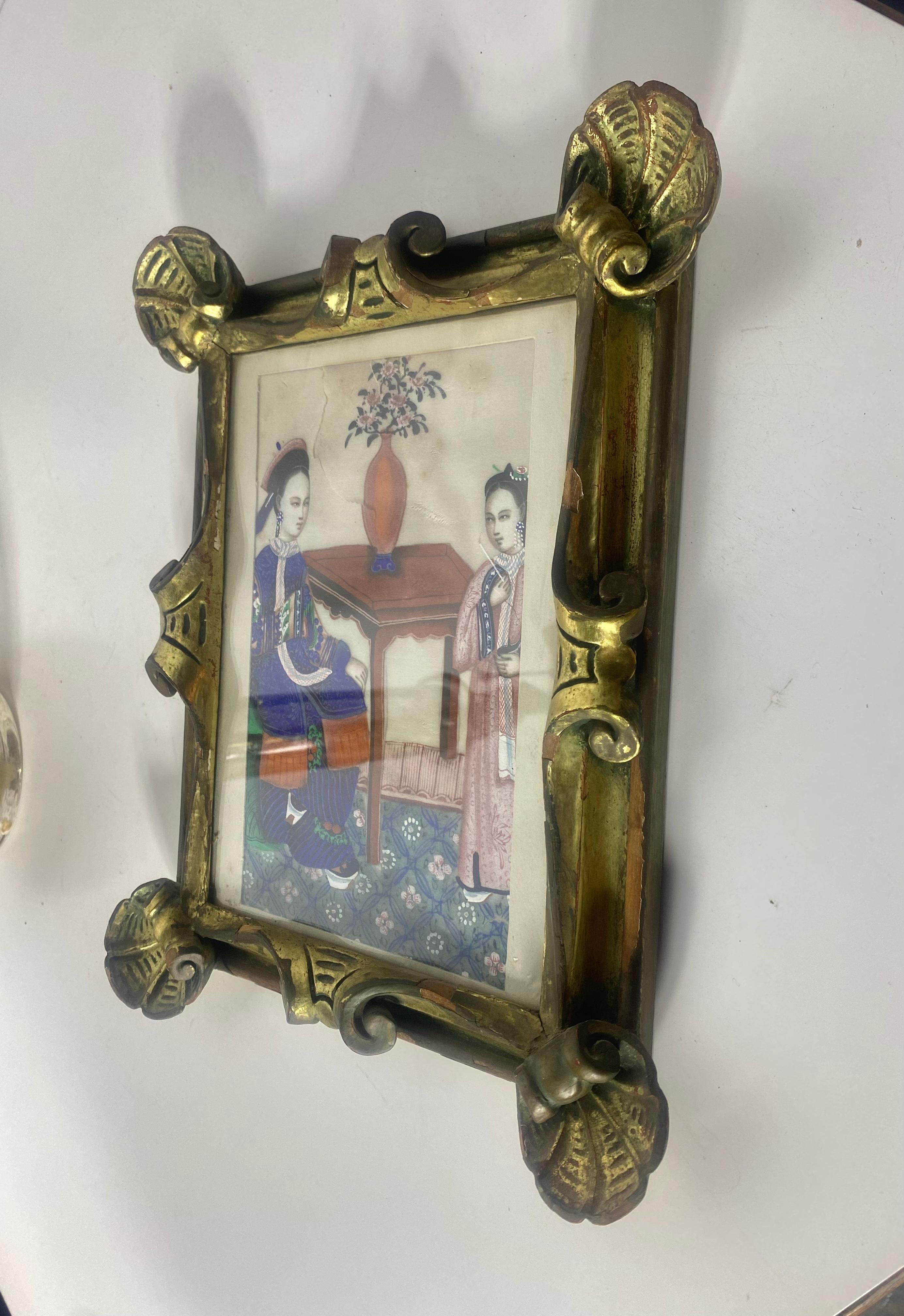 Peinture traditionnelle chinoise sur soie, représentant deux femmes. Motif inhabituel de coquille surdimensionnée sur le cadre sculpté et doré.