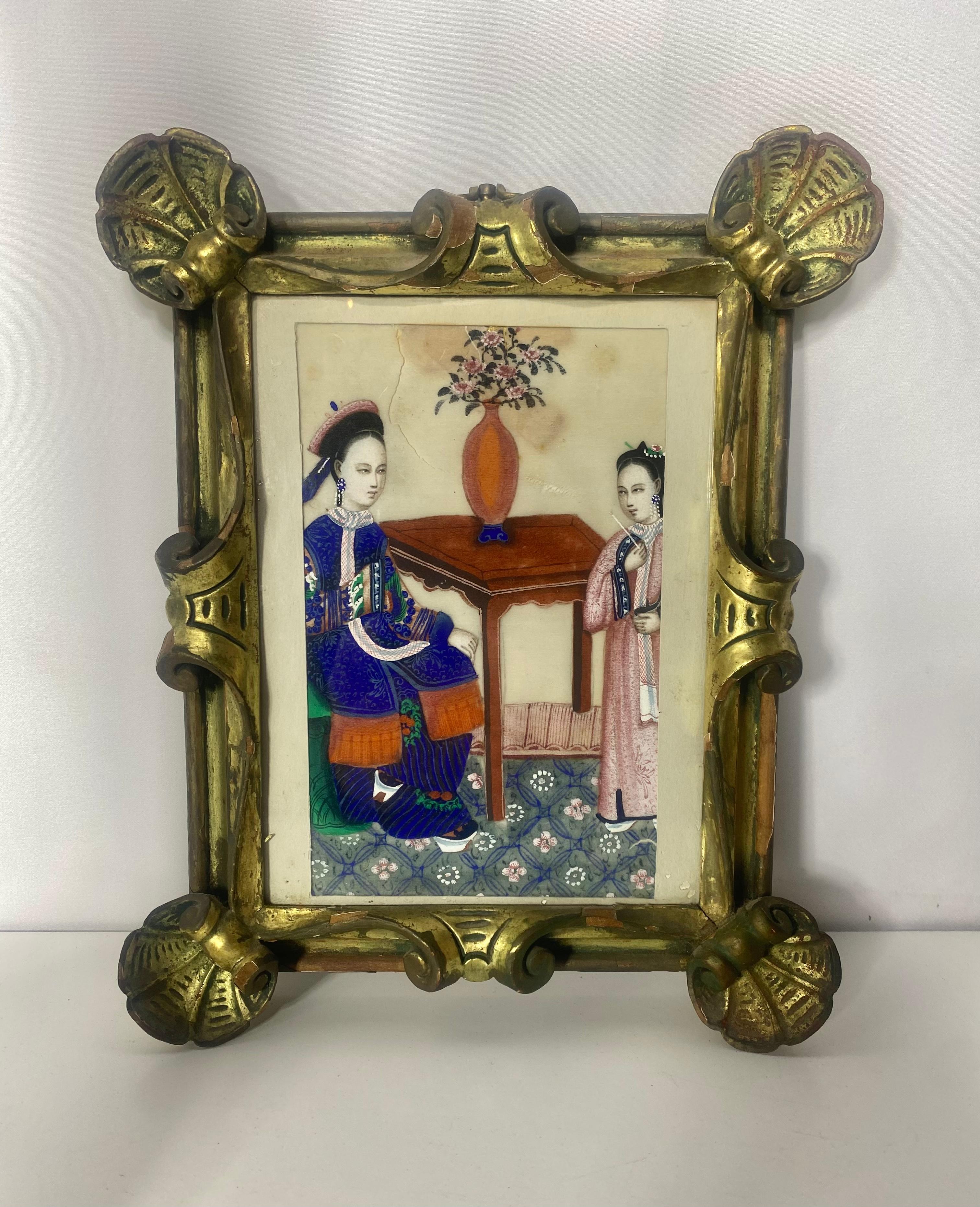 Chinois Peinture chinoise traditionnelle sur soie, 2 femmes. Cadre sculpté et doré inhabituel en vente