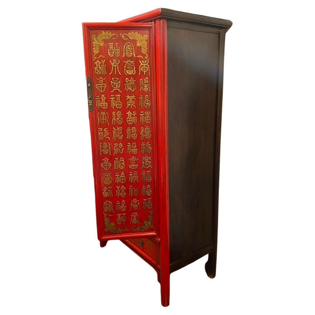 Traditional Chinese Red Wardrobe Cabinet with Gold Chinese Calligraphy In Excellent Condition For Sale In Barueri, SP, BR