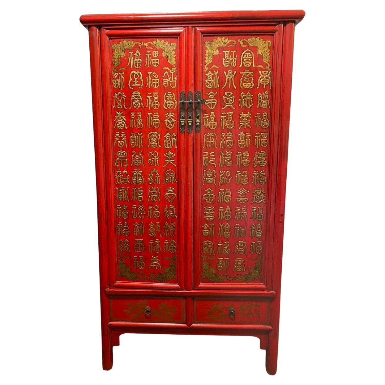 Armadio tradizionale cinese rosso con calligrafia cinese dorata