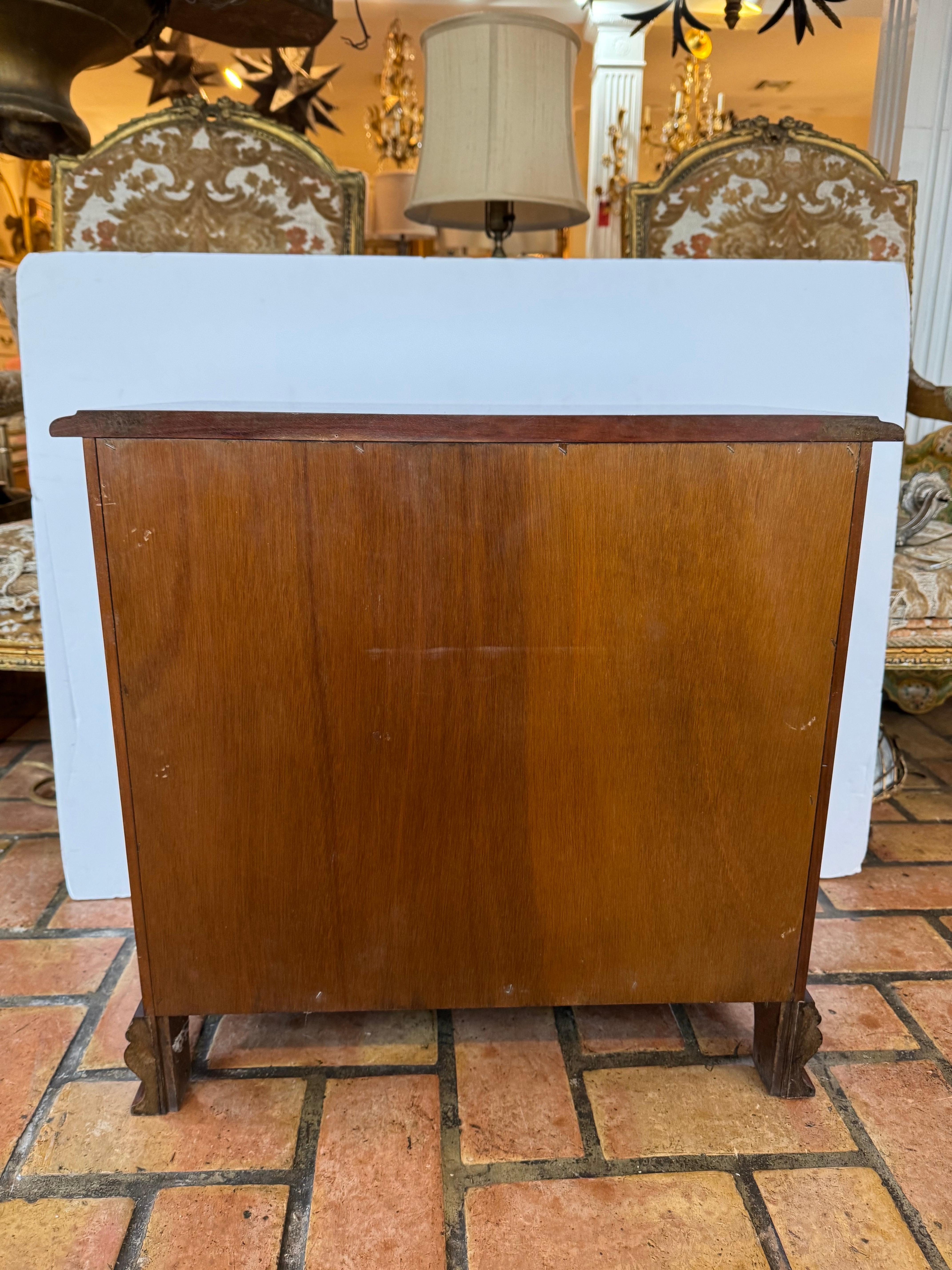 Cassettiera tradizionale Chippendale in mogano in vendita 4