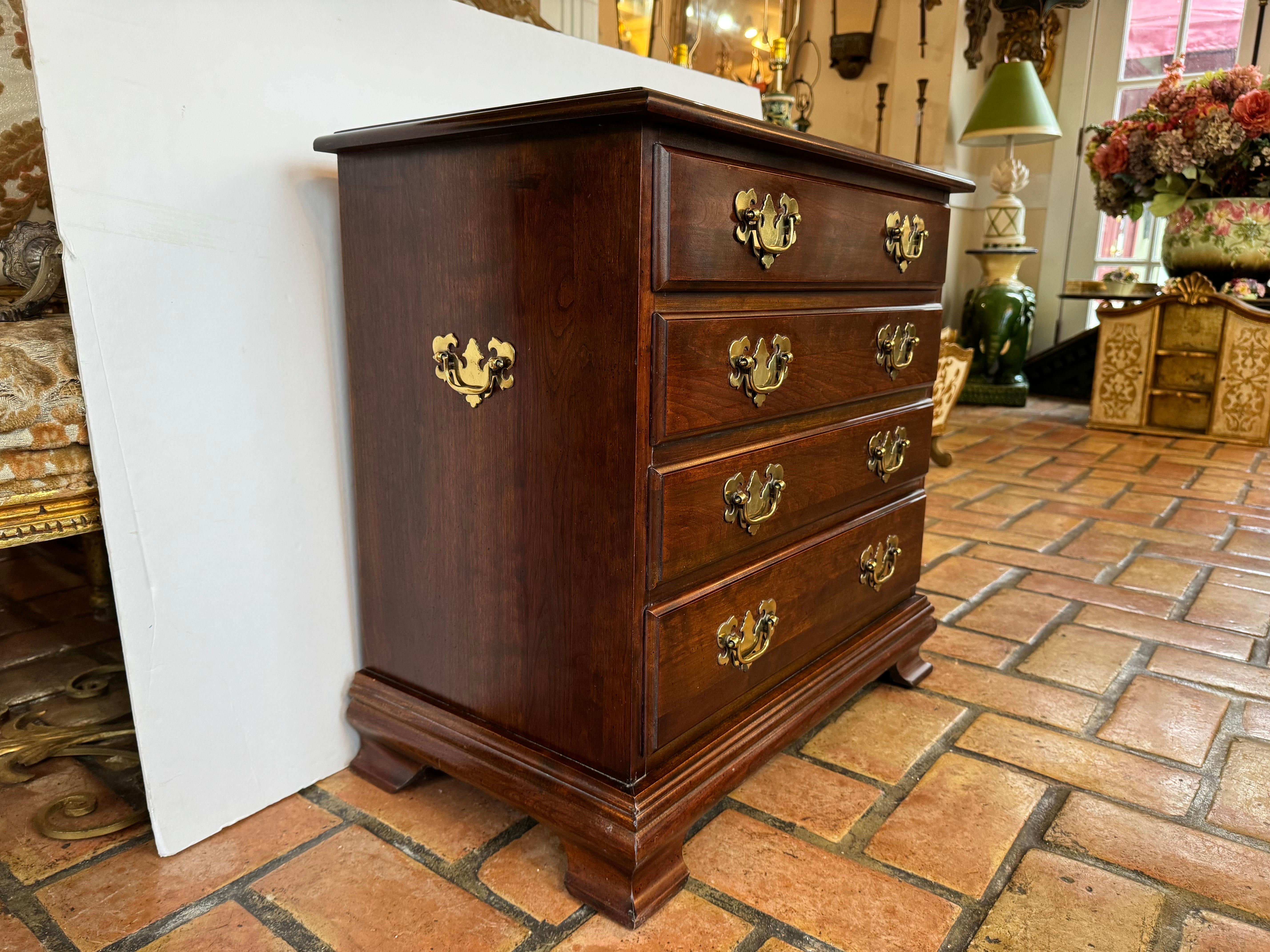Cassettiera tradizionale Chippendale in mogano in vendita 6