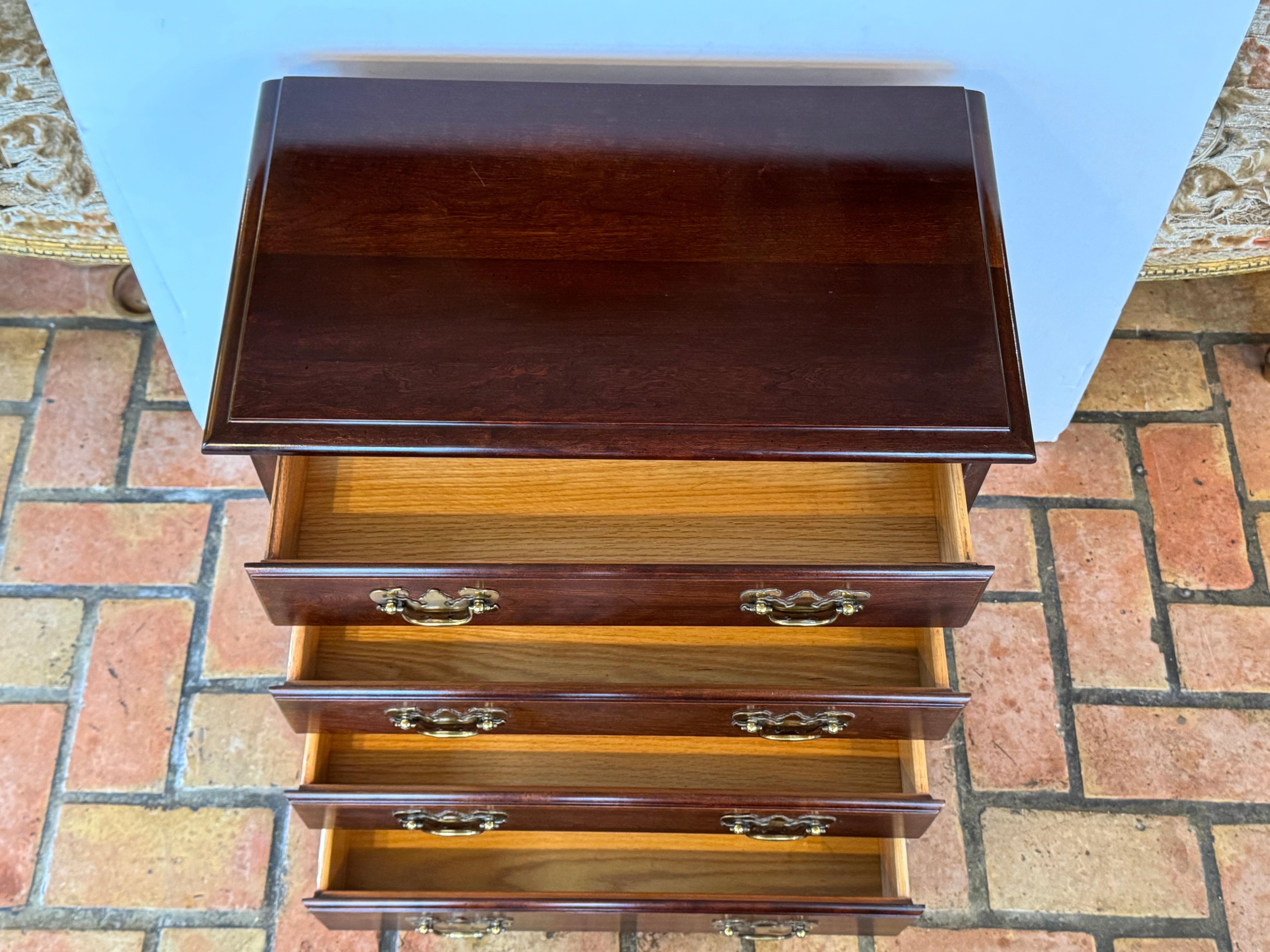 Cassettiera tradizionale Chippendale in mogano in vendita 7