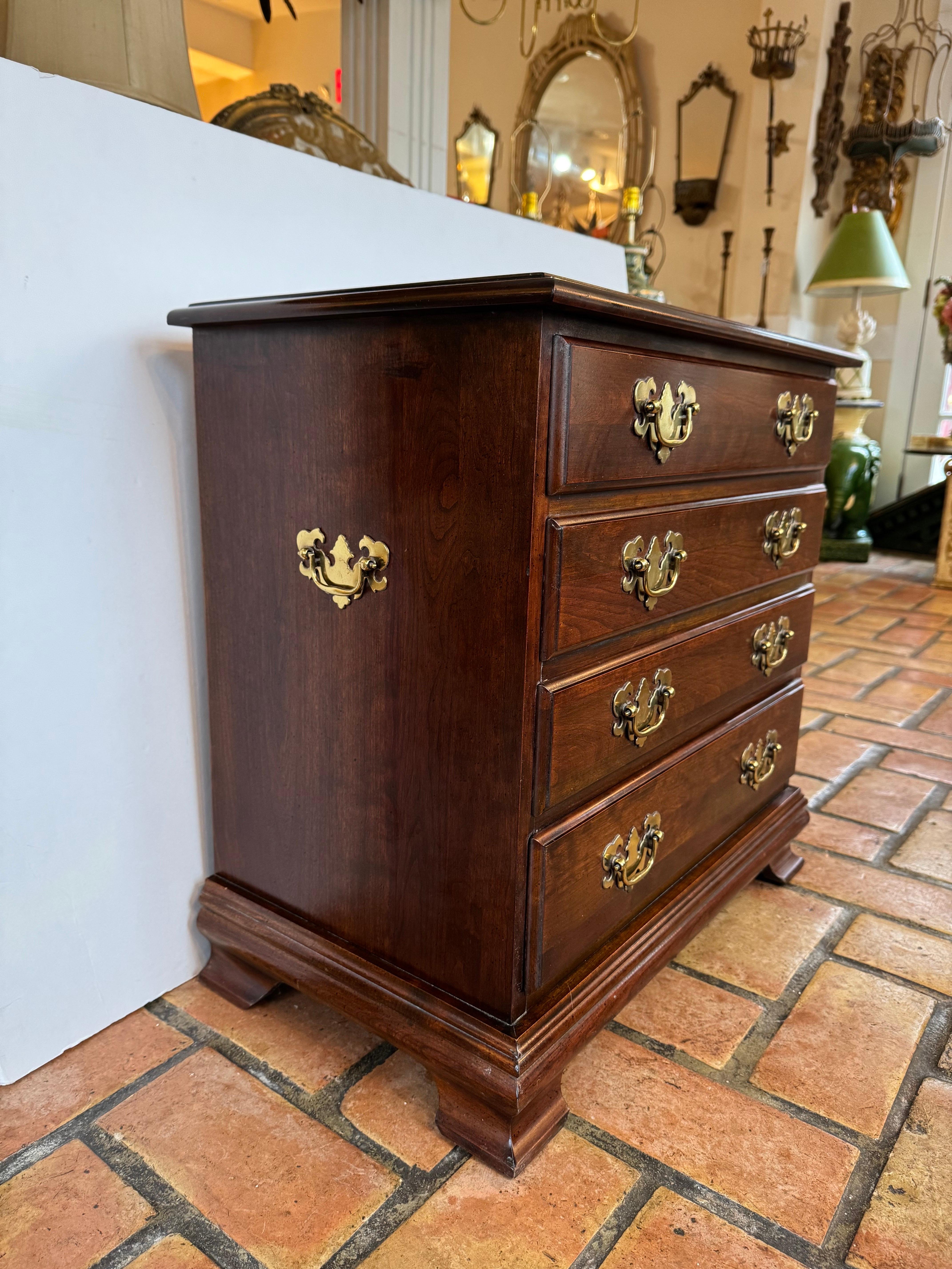 Cassettiera tradizionale Chippendale in mogano in vendita 11